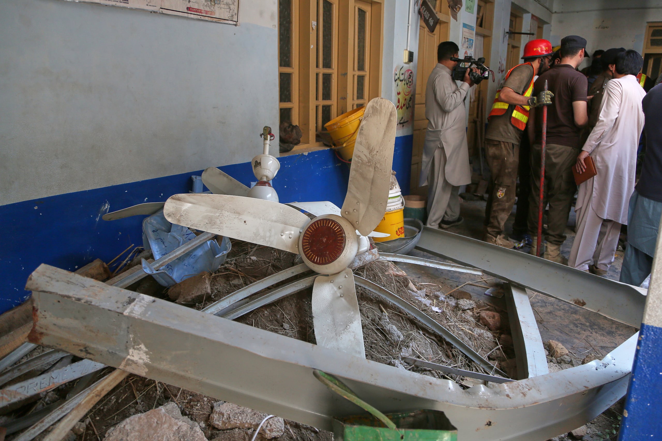 Varios niños seguían atrapados bajo los escombros en Peshawar.