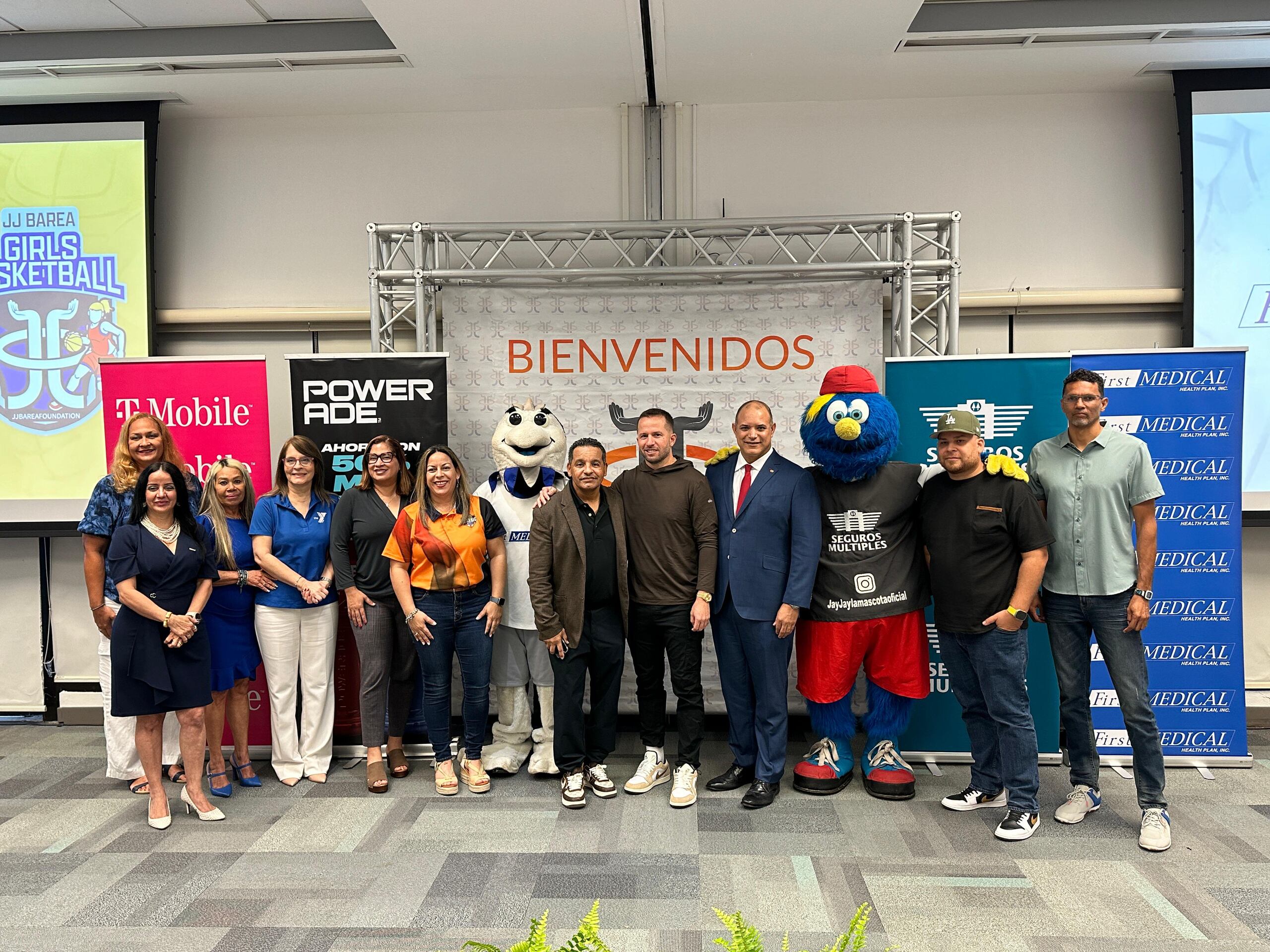 Conferencia de prensa para anunciar el campamento de baloncesto de niñas de la Fundación de José Juan Barea.