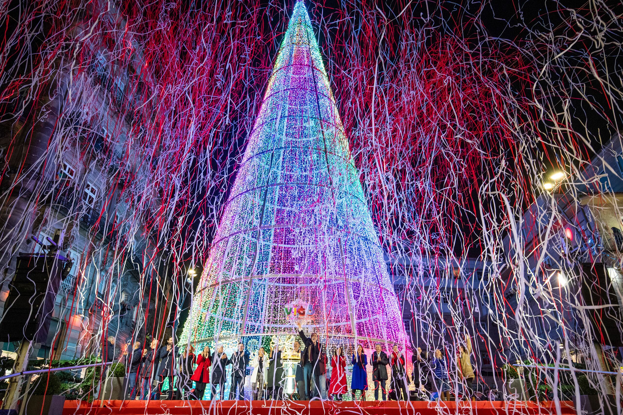 La ciudad gallega es visitada por millones de personas para disfrutar de su espectáculo de luces y color.