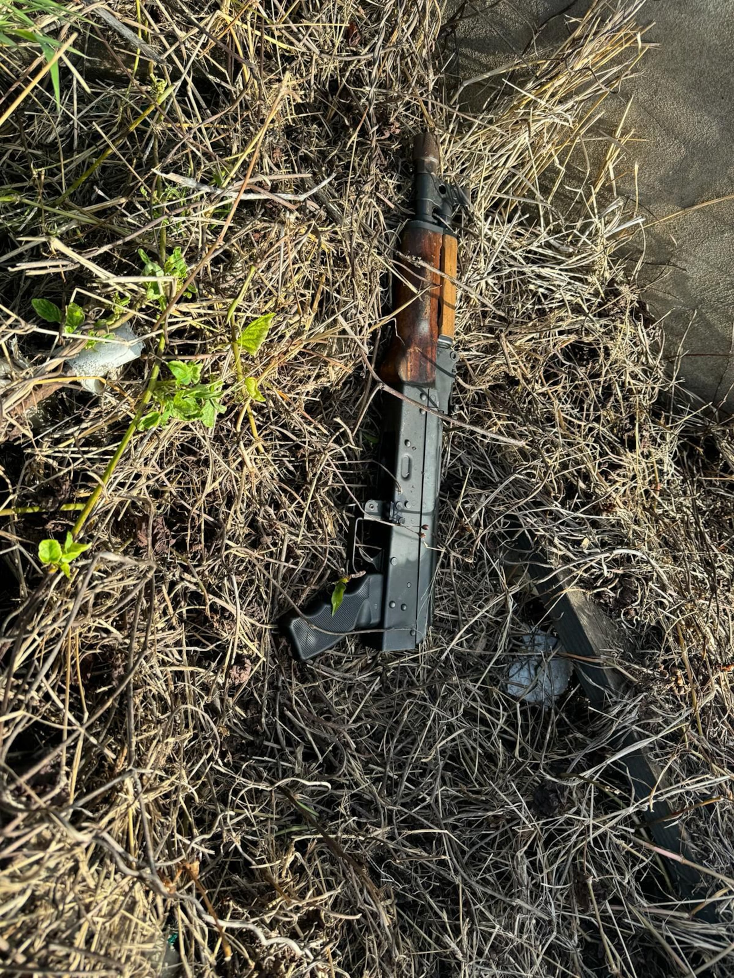 La Unidad Canina de la Policía Municipal de Carolina ocupó en uno de los callejones del residencial Sabana Abajo, rifles, el arma de reglamento y el radio del agente Eliezer Ramos Vélez, asesinado por gatilleros.