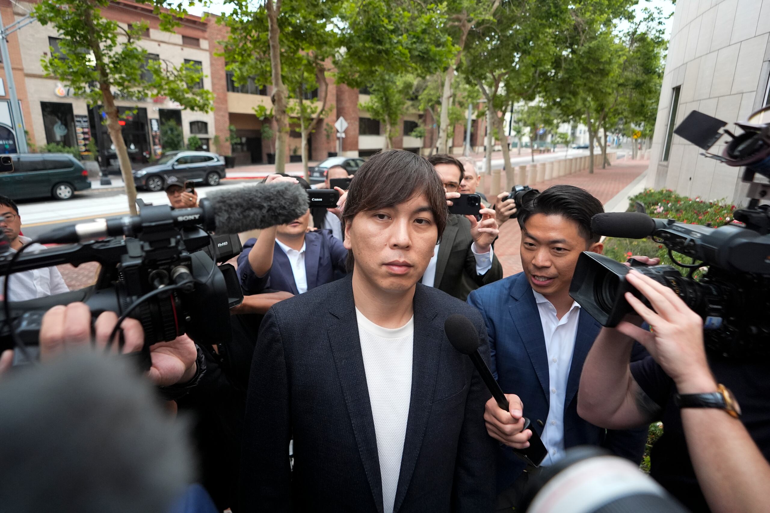 Ippei Mizuhara, el antiguo intérprete de Shohei Ohtani en las Grandes Ligas, se apersona a un tribunal federal en Los Ángeles.