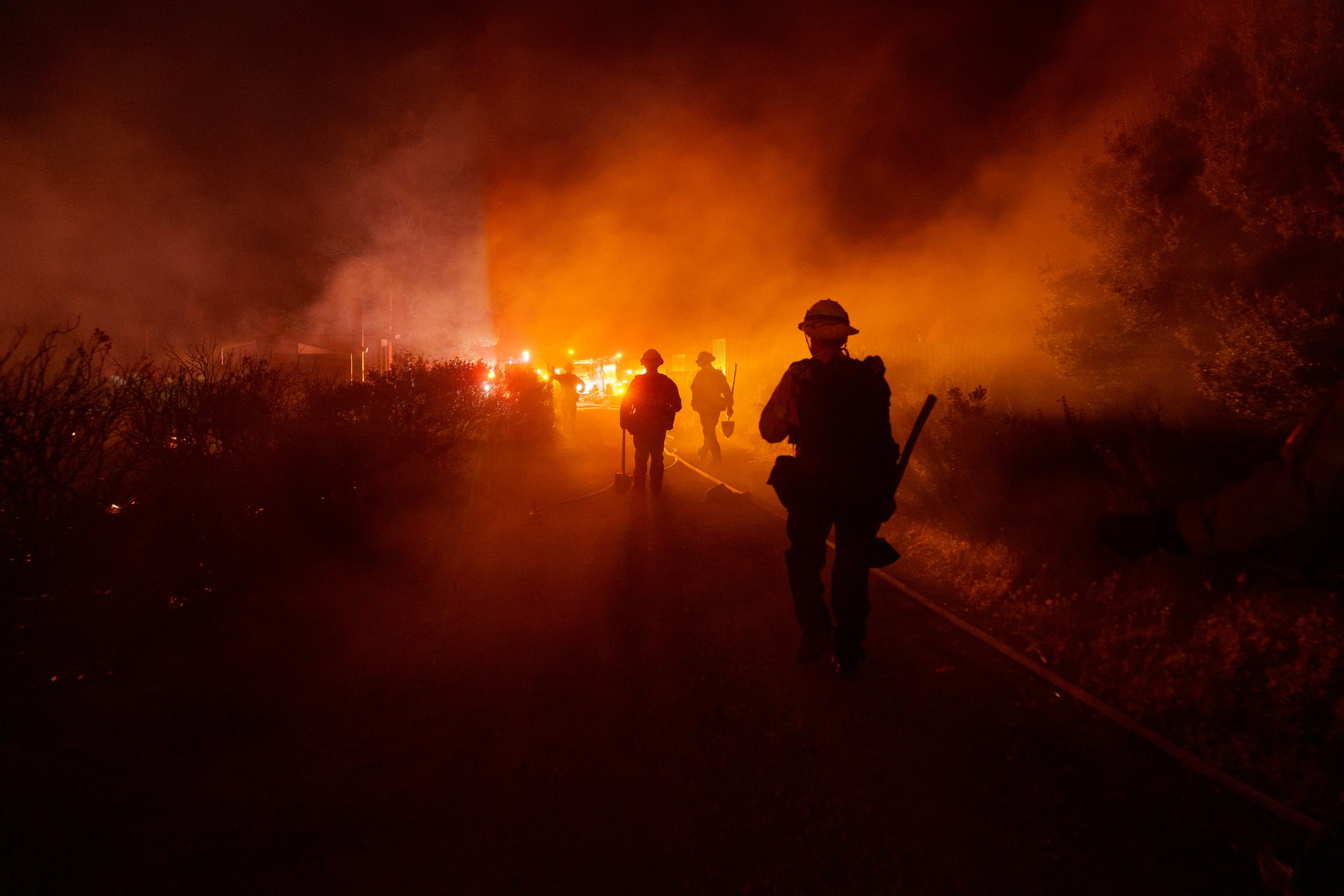 Los fuertes vientos afectarán los esfuerzos, especialmente después de las 8 de la noche, dijo el departamento de bomberos.