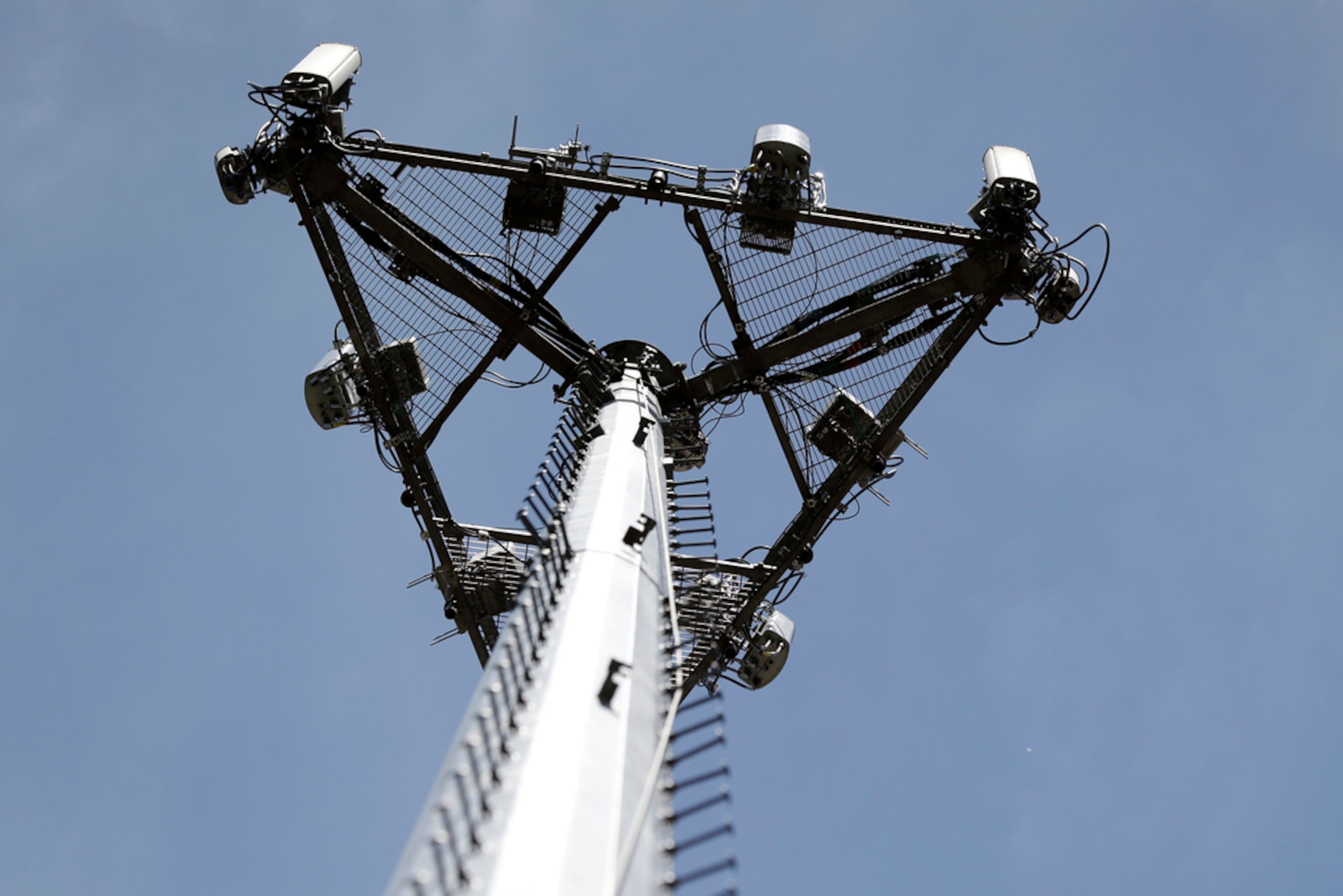 El rastreador de cortes Downdetector señaló que las interrupciones alcanzaron su punto máximo con alrededor de 73,000 incidentes reportados.