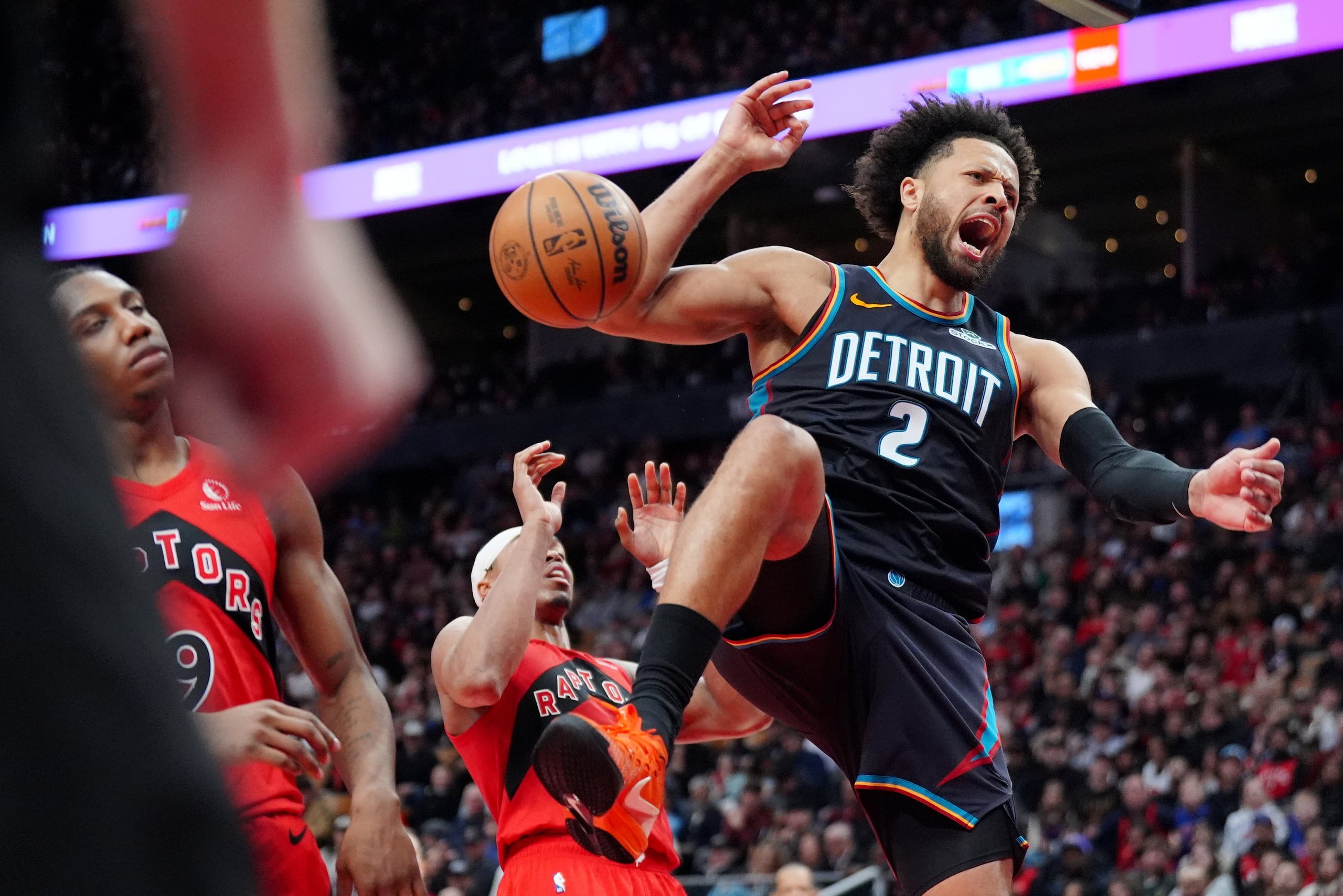 Cade Cunningham (2) de los Pistons de Detroit tras una volcada ante los Raptors de Toronto, el domingo 15 de marzo de 2026. (Frank Gunn/The Canadian Press vía AP)