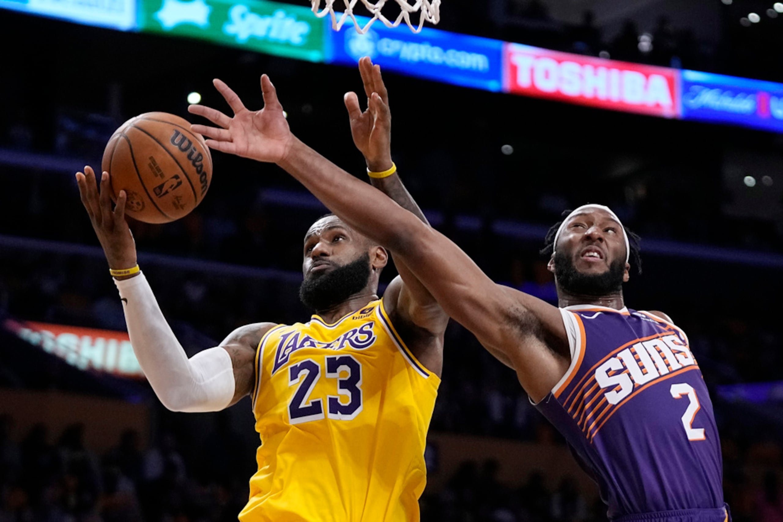 LeBron James atrapa un rebote ante Josh Okogie.