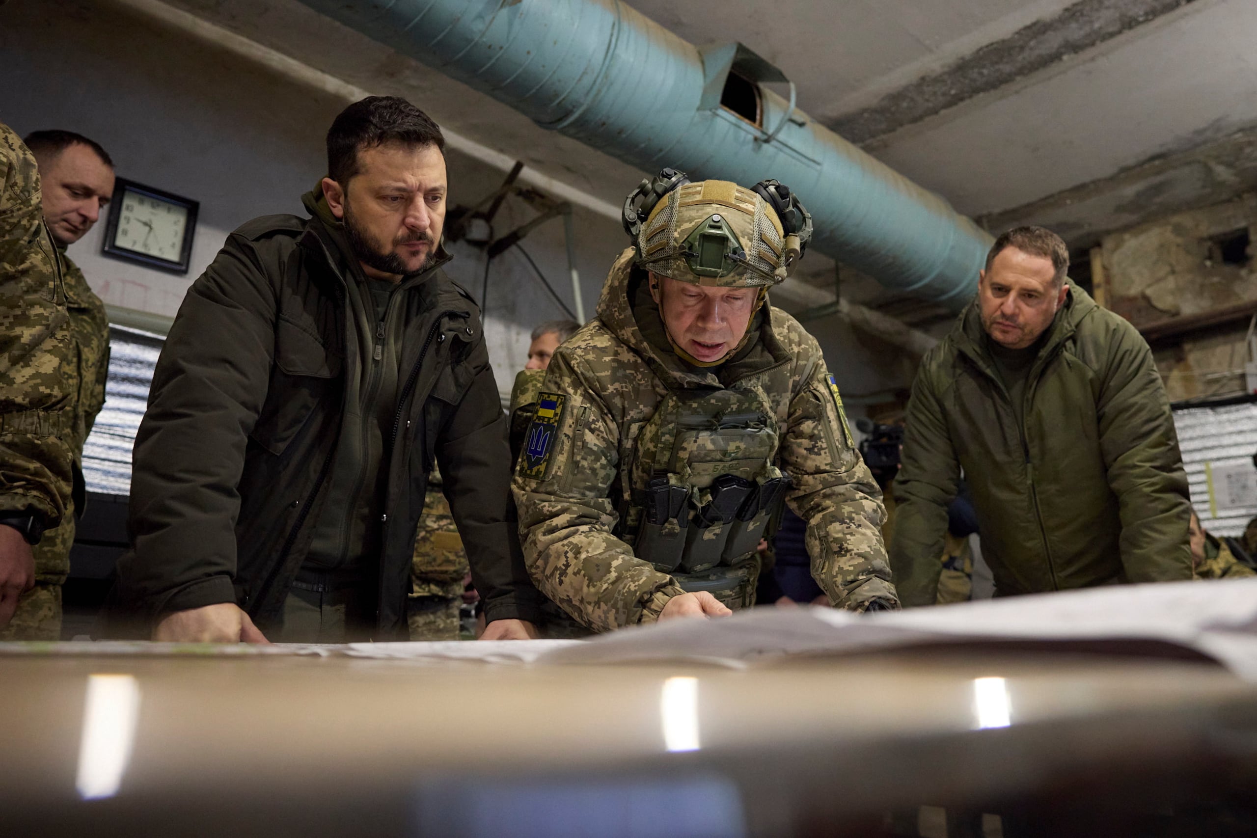 El presidente de Ucrania, Volodymyr Zelensky (Izquierda) participa el pasado jueves en una reunión con comandantes en el cuartel general de las fuerzas armadas cerca de la localidad ucraniana de Kupiansk. (EFE/EPA/Servicio de Prensa de la Presidencia de Ucrania)