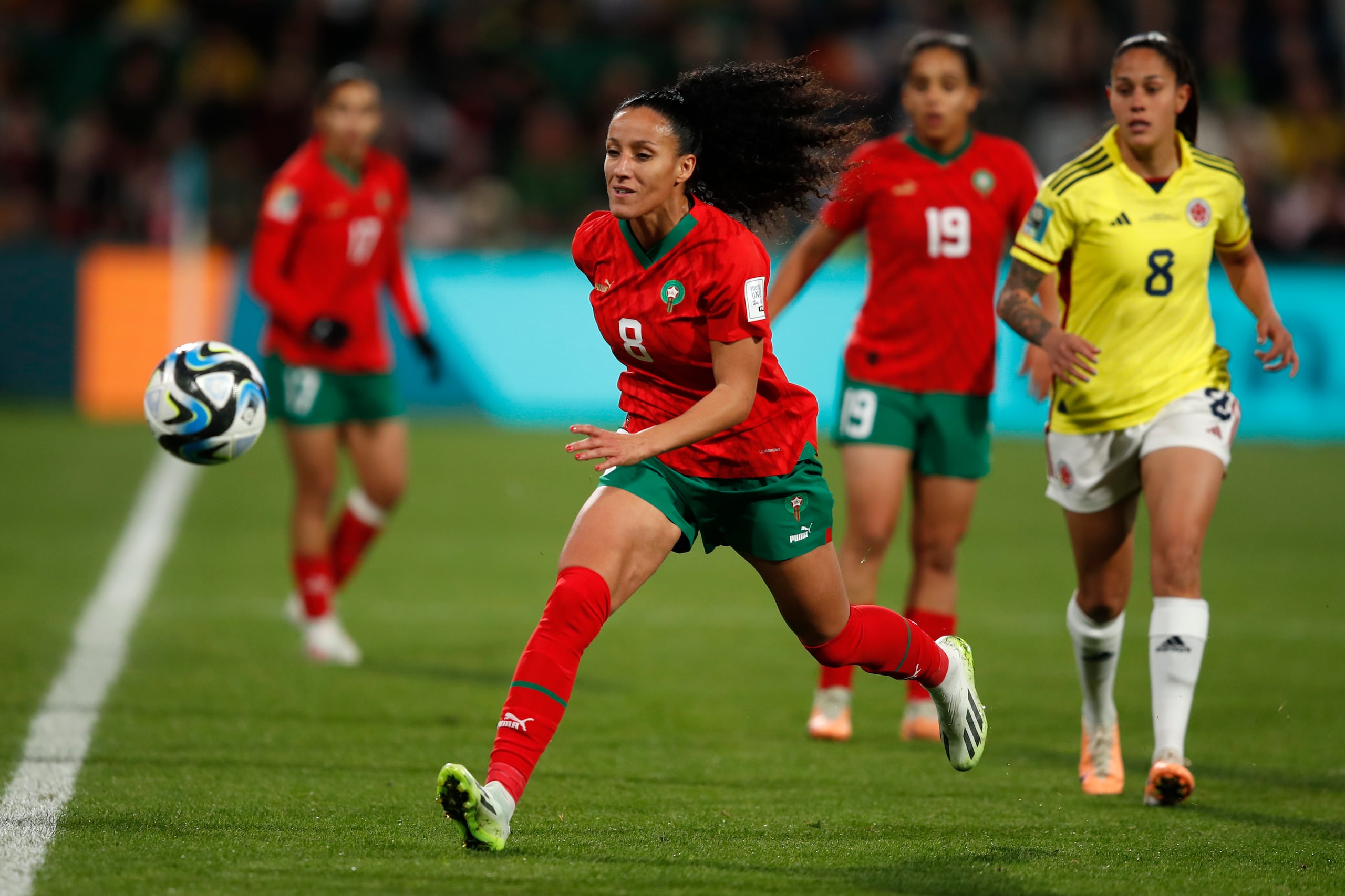 Salma Amani, de Marruecos, corre detrás del balón durante el partido del Grupo H del Mundial femenino que enfrentó a su selección con Colombia, en Perth, Australia, el 3 de agosto de 2023.