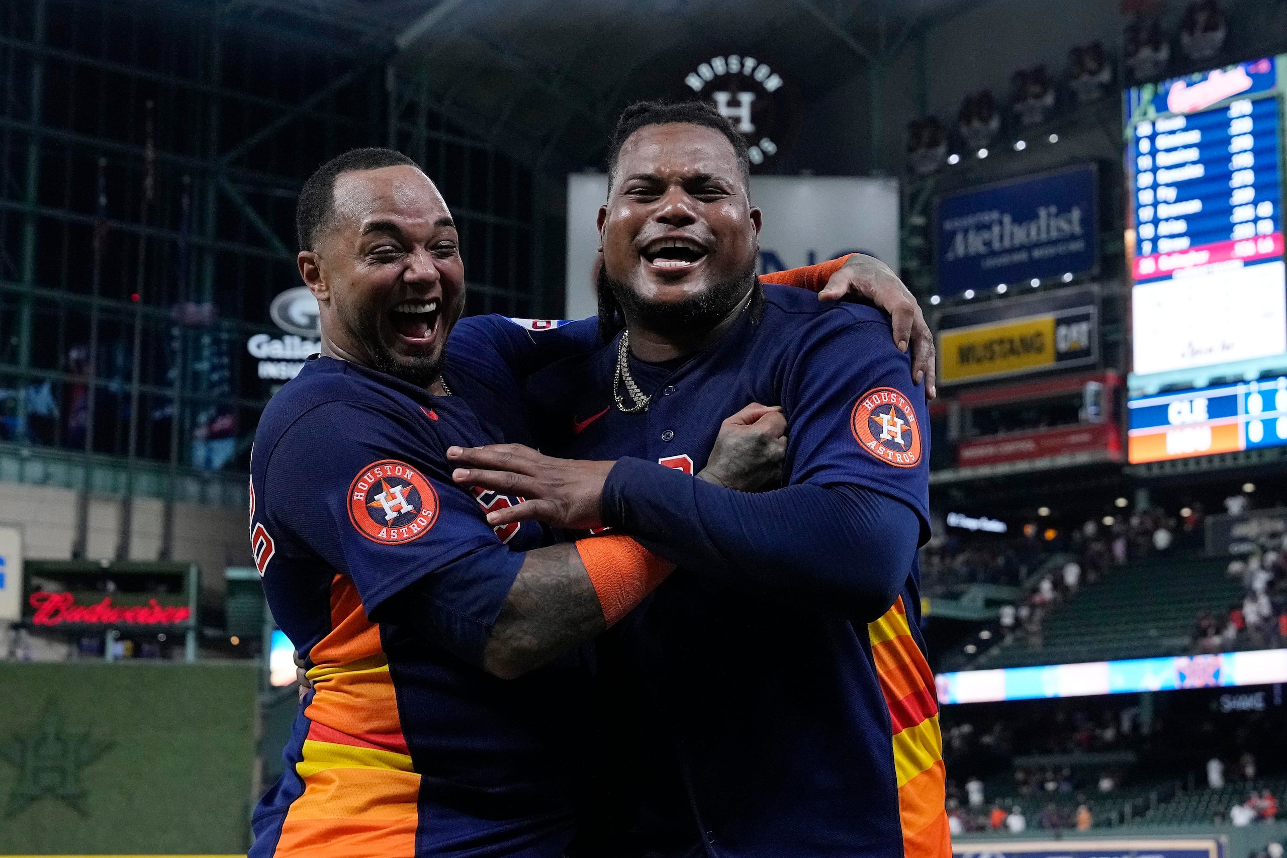 El receptor boricua Martín Maldonado se abraza con Framber Valdez al cierre del no-hitter de ayer.