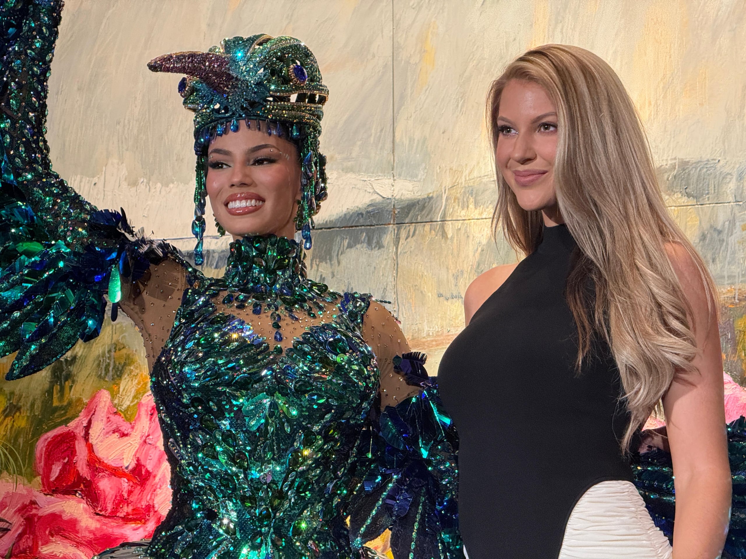 A la derecha, Madison Anderson Berríos se retrató junto a la Miss Universe Puerto Rico 2025, quien presentó su traje típico inspirado en el zumbador puertorriqueño.