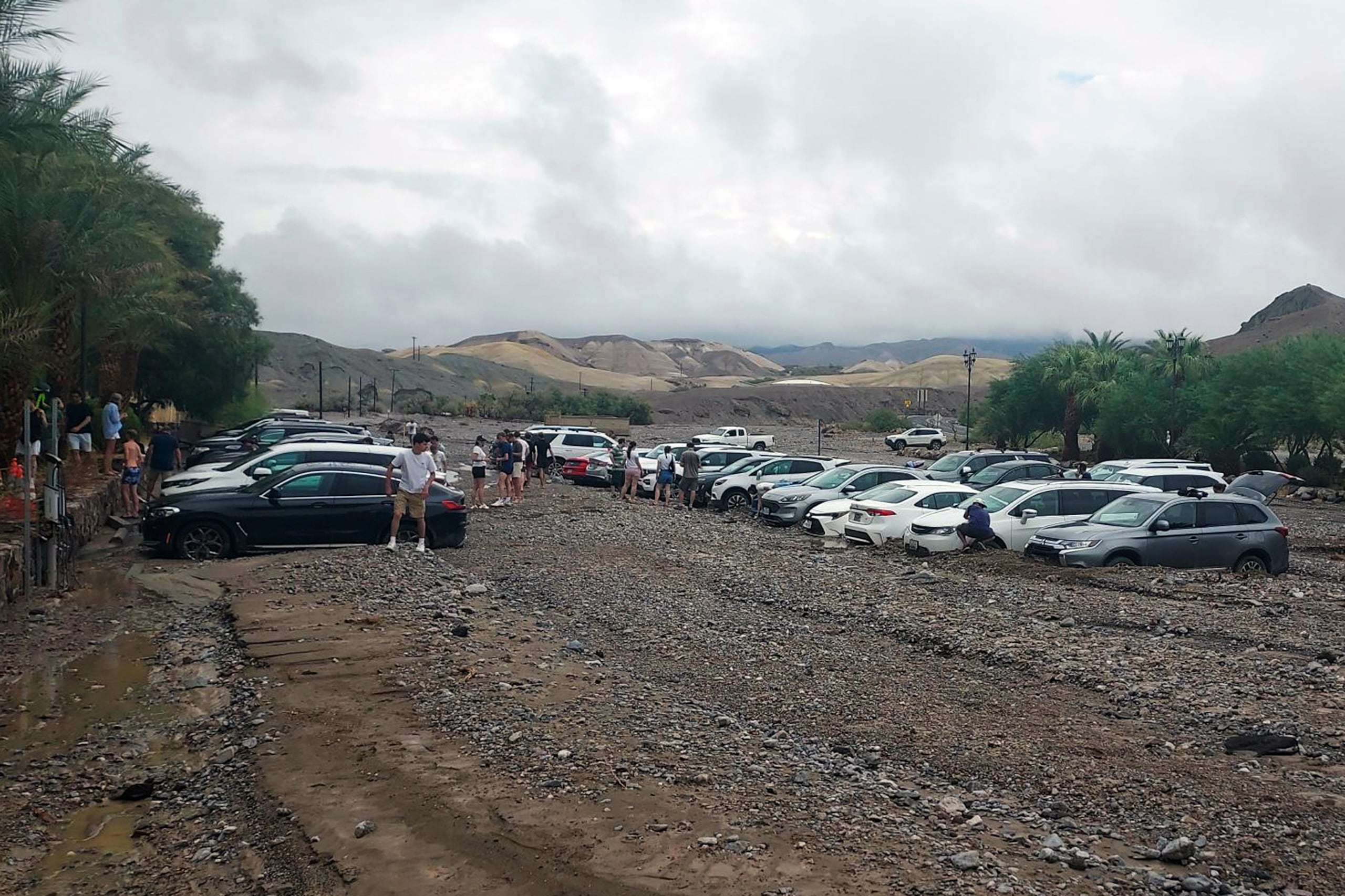 Los carros están atrapados en el fango y los escombros de las inundaciones repentinas en The Inn at Death Valley en el Parque Nacional Death Valley, California, el viernes 5 de agosto de 2022.