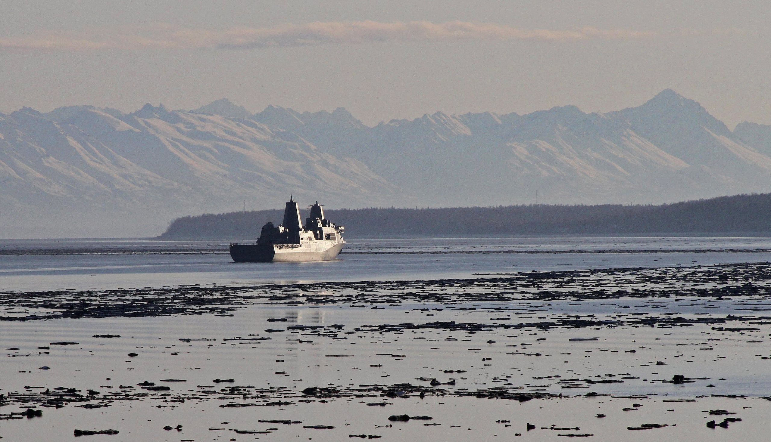 ARCHIVO - El USS Anchorage, un buque de transporte anfibio, navega por la ensenada de Cook, en Alaska, el miércoles 1 de mayo de 2013. (Foto AP/Mark Thiessen, archivo)