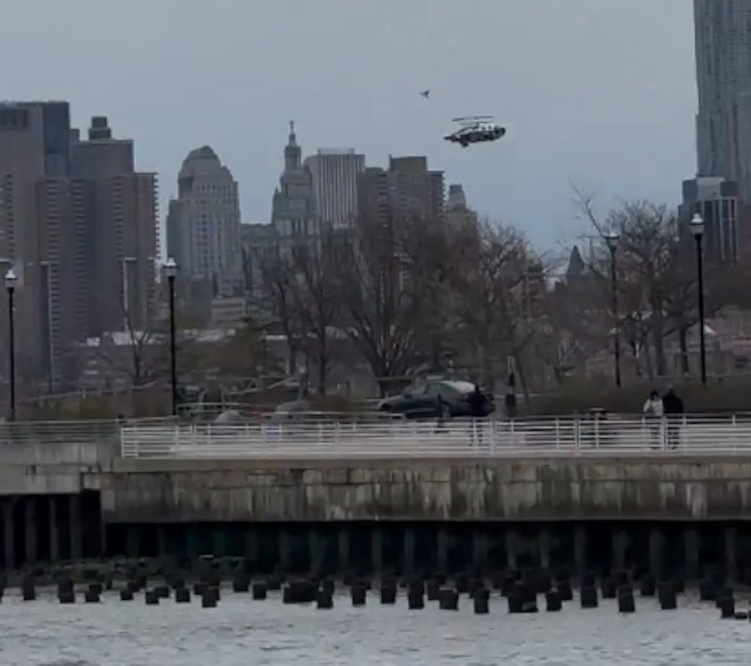 Videos publicados en redes sociales muestran la aeronave prácticamente sumergida, boca abajo.