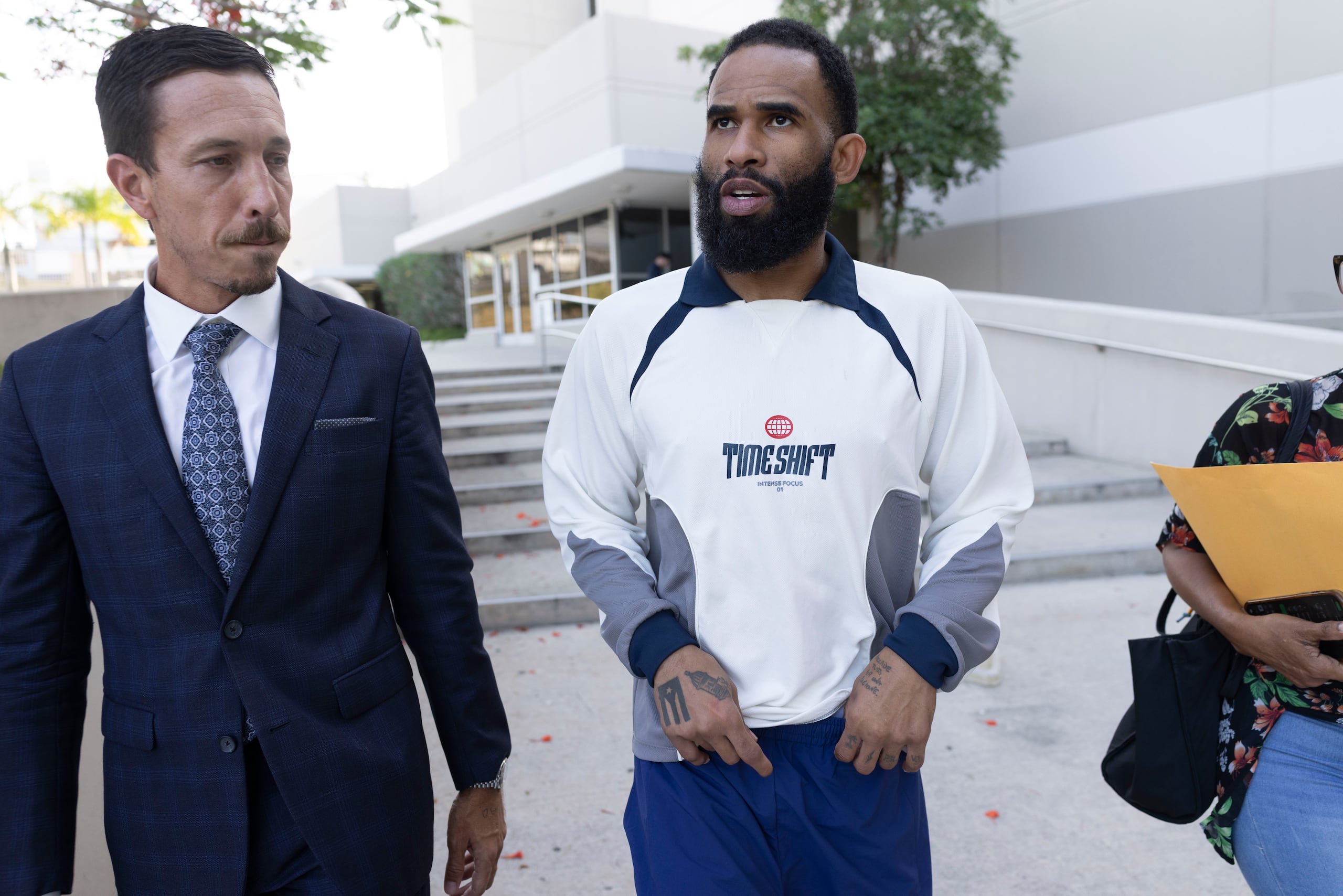 A pesar de la determinación de la jueza, Walter Hodge seguirá utilizando un grillete electrónico porque las condiciones de su fianza permanecerán inalteradas.