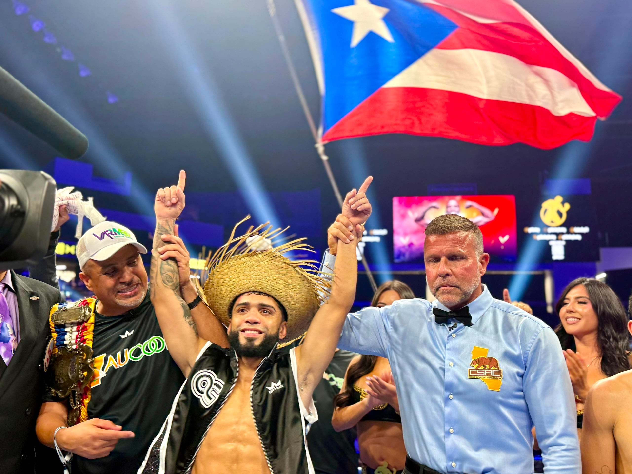 Oscar Collazo festeja tras su victoria por nocaut técnico sobre el mexicano Neider Valdez.