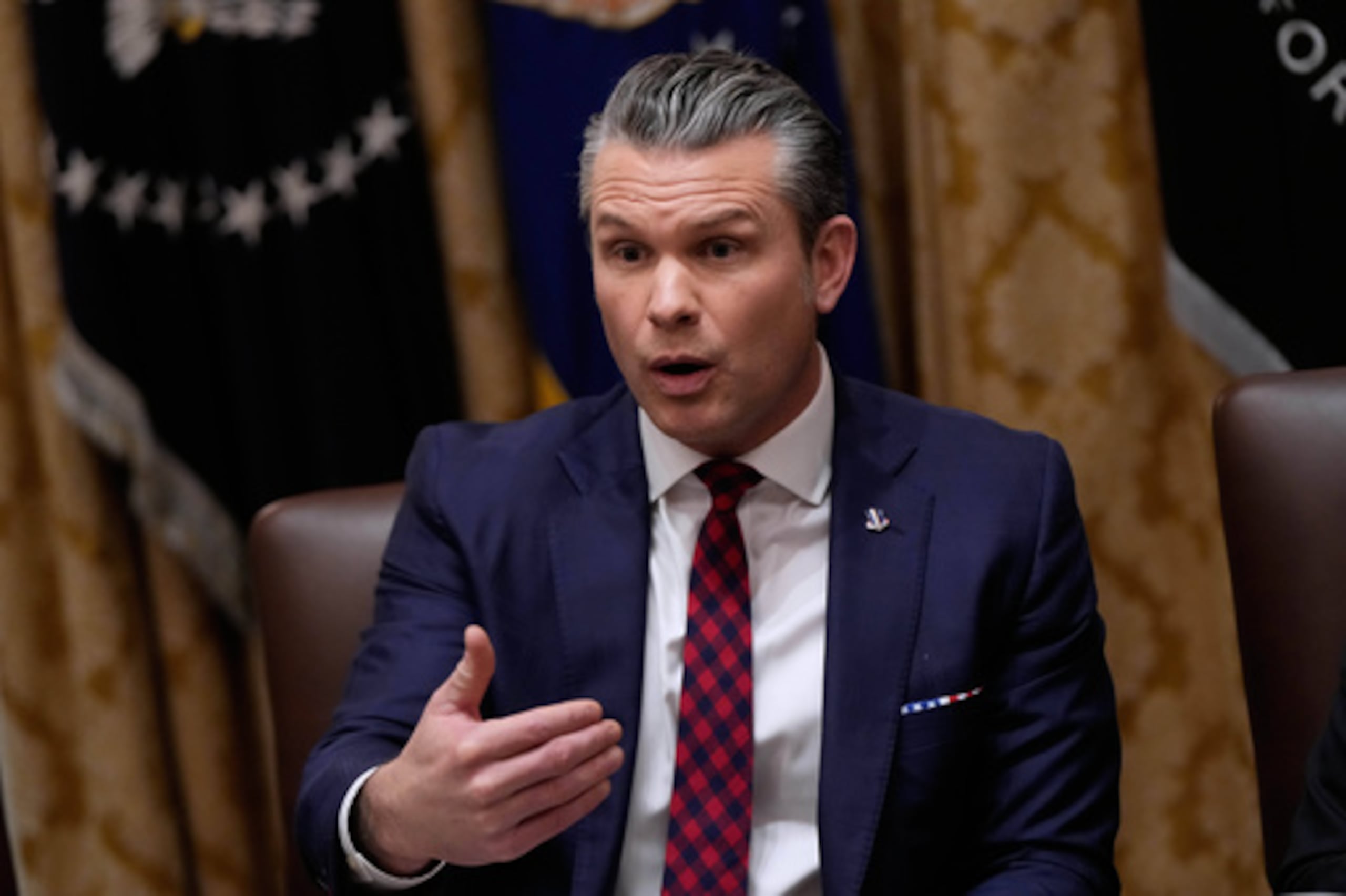 El secretario de Gerra, Pete Hegseth, habla durante una reunión del Gabinete en la Casa Blanca, el martes 2 de diciembre de 2025, en Washington. (AP Photo/Julia Demaree Nikhinson)