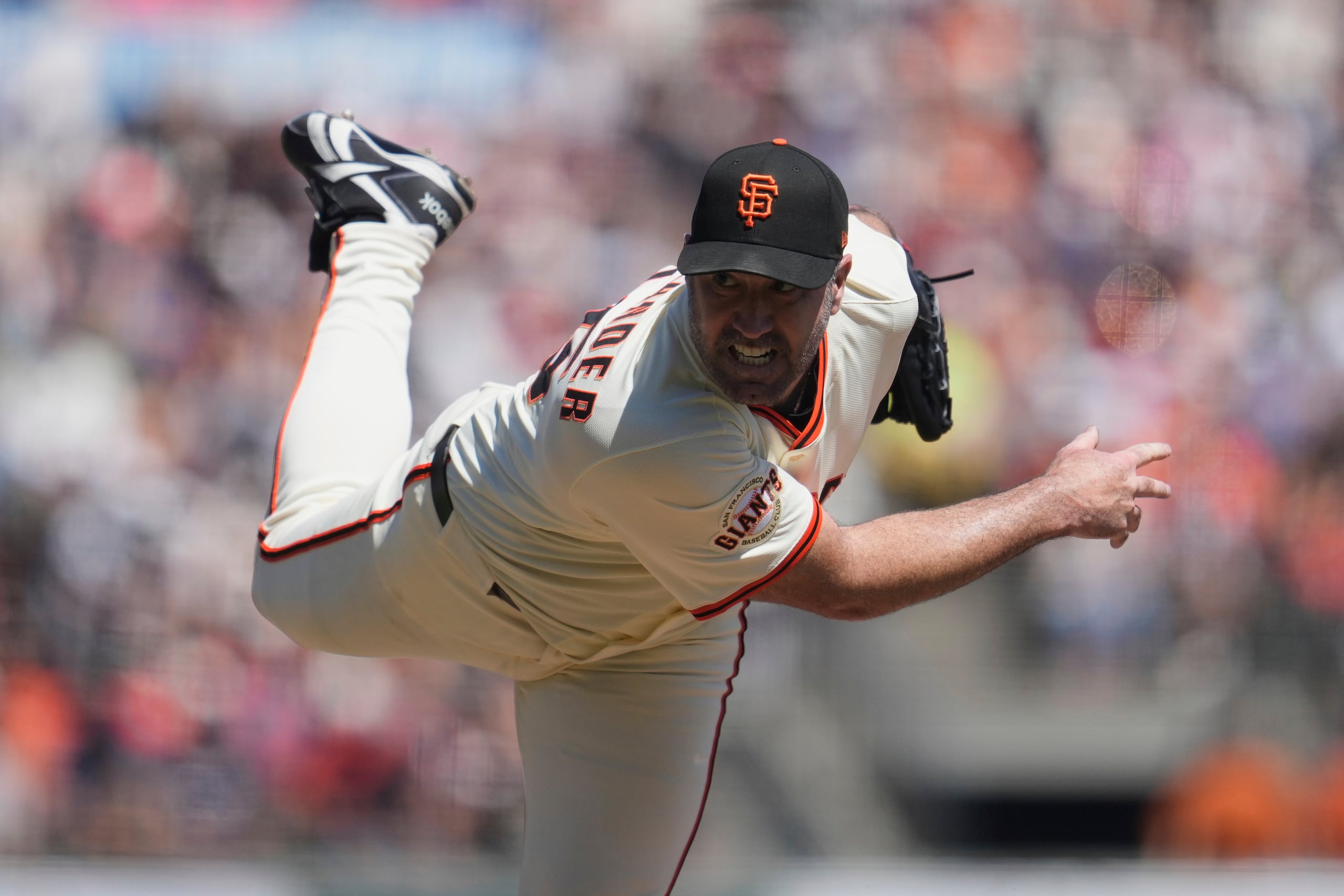 El lanzador de los Giants de San Francisco, Justin Verlander, lanza contra los Orioles de Baltimore durante la segunda entrada de un juego de béisbol en San Francisco, el domingo 31 de agosto de 2025. (AP Photo/Jeff Chiu)