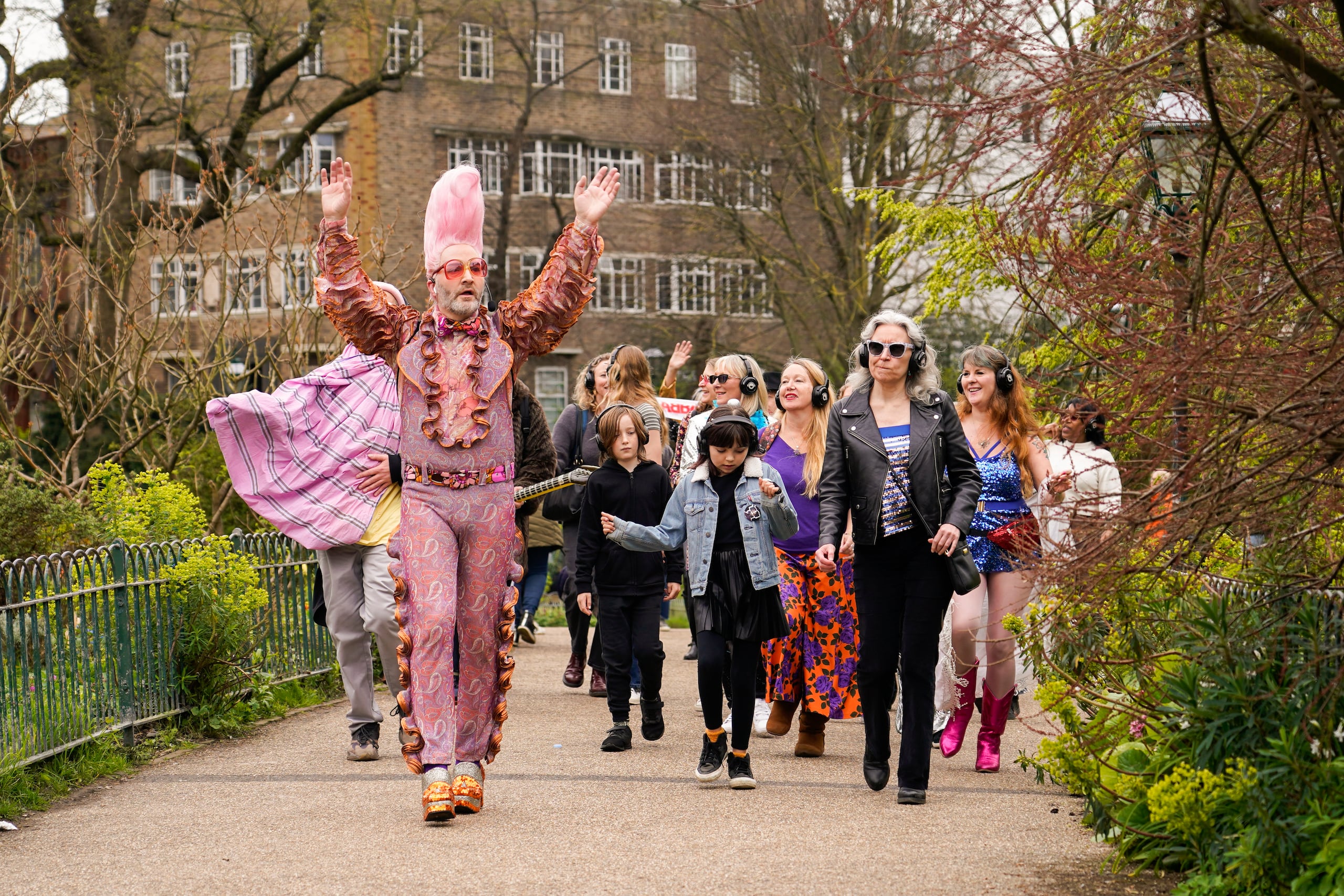 Personas disfrazadas participaron en un evento afuera del Brighton Dome, en Brighton, Inglaterra, en conmemoración del aniversario.