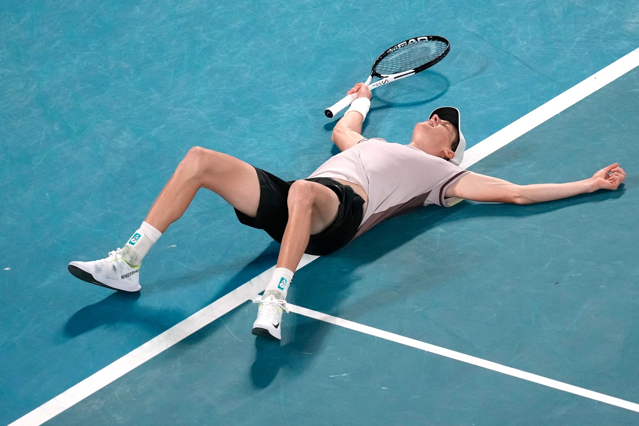 Jannik Sinner, de Italia, suelta las tensiones luego de ganar el 'winner' que le dio el campeonato en el Abierto de Australia este domingo en la mañana.