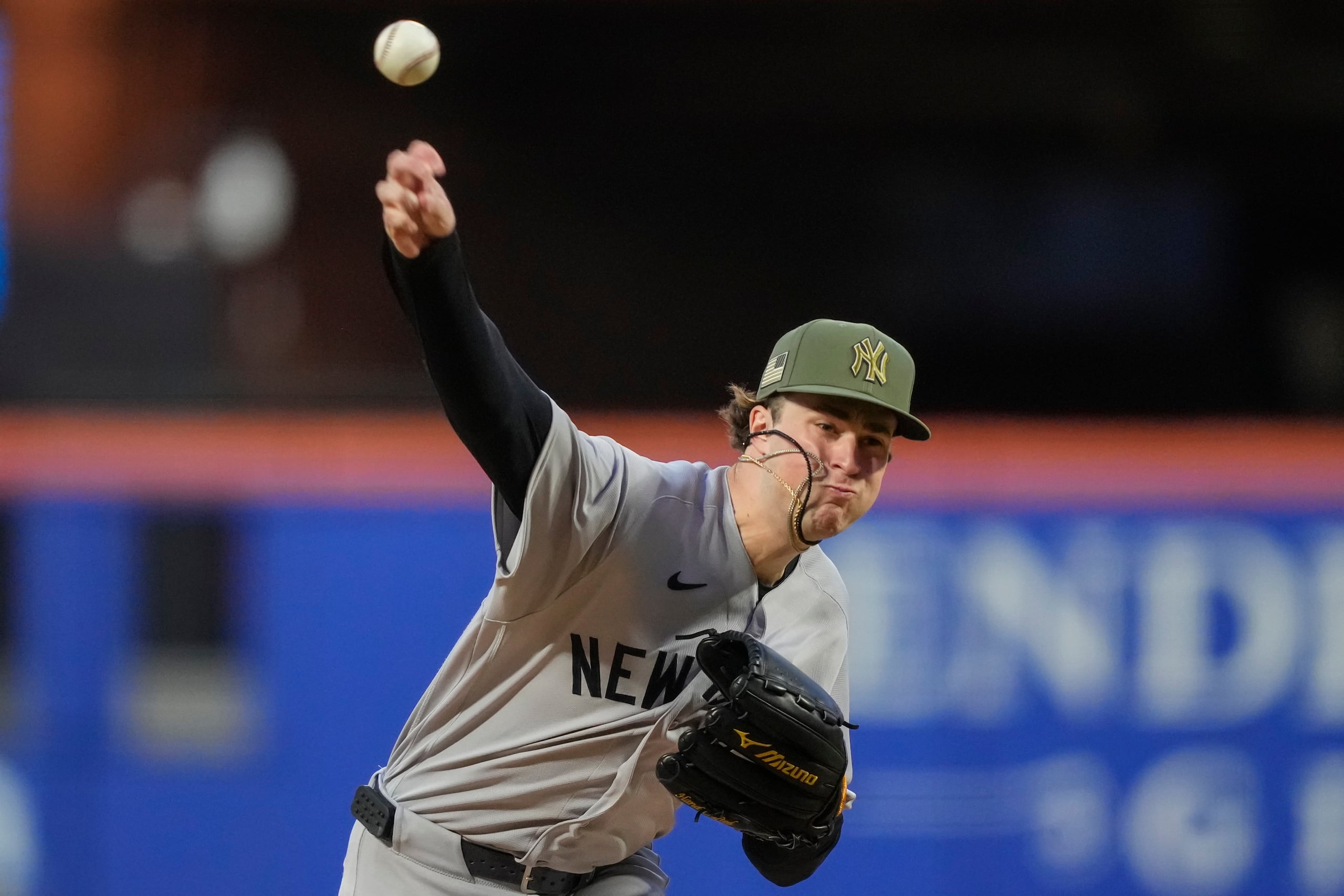Cam Schlittler, abridor de los Yankees de Nueva York, durante su primer juego de temporada frente a los Mets de Nueva York.