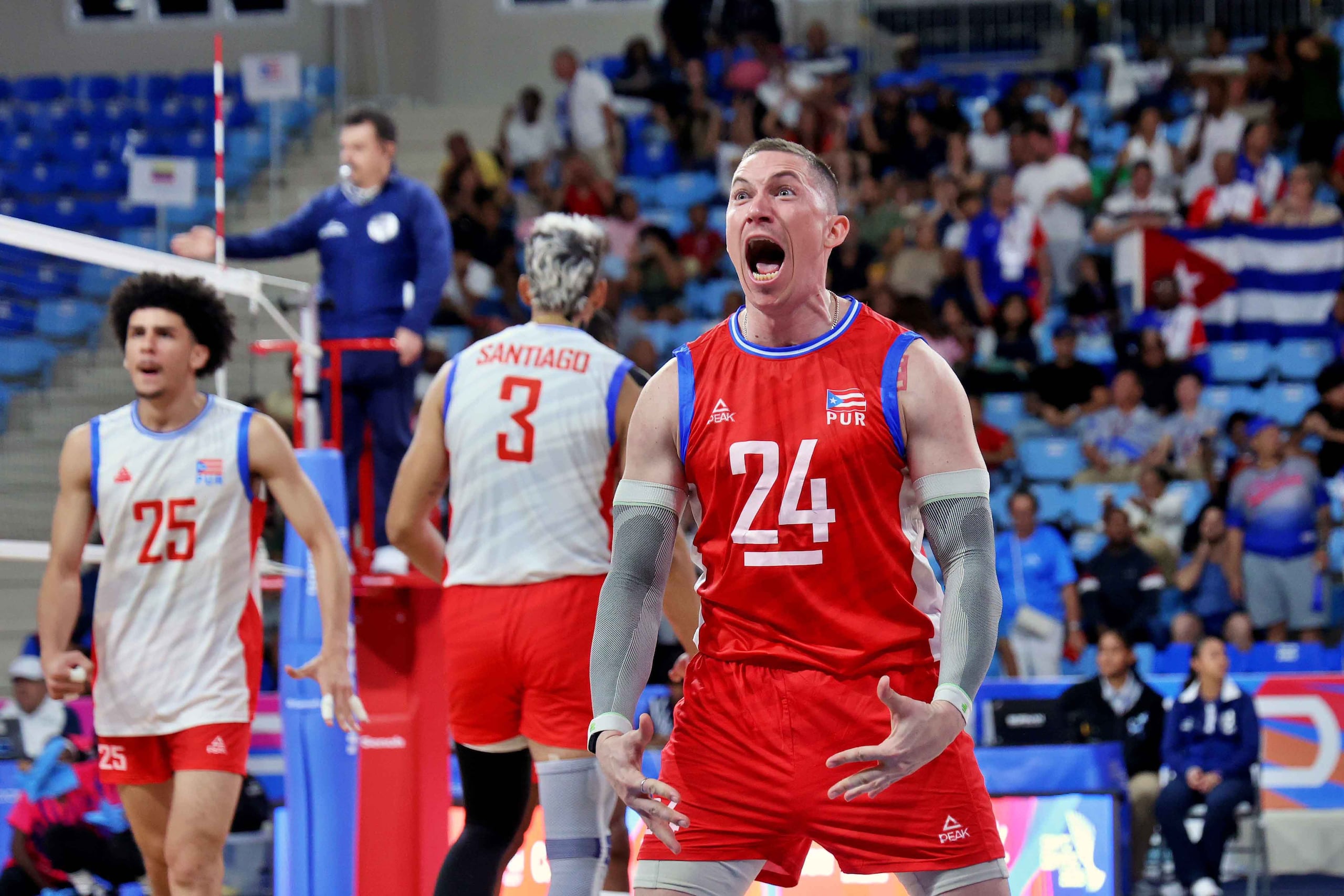 El líbero y capitán, Árnel Cabrera, es pura energía durante la victoria de Puerto Rico sobre Cuba en el inicio del torneo de voleibol de cancha de Santo Domingo 2026.