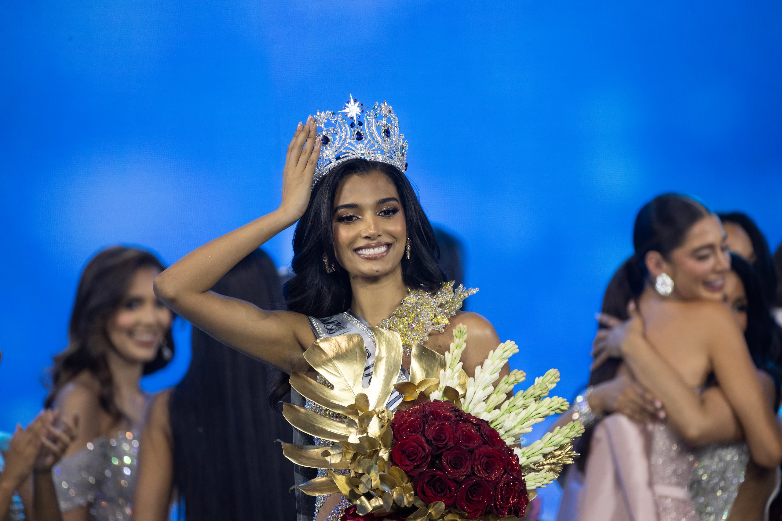 Celinee Santos, candidata del Distrito Nacional y de 24 años, desfila con la corona de Miss República Dominicana 2024