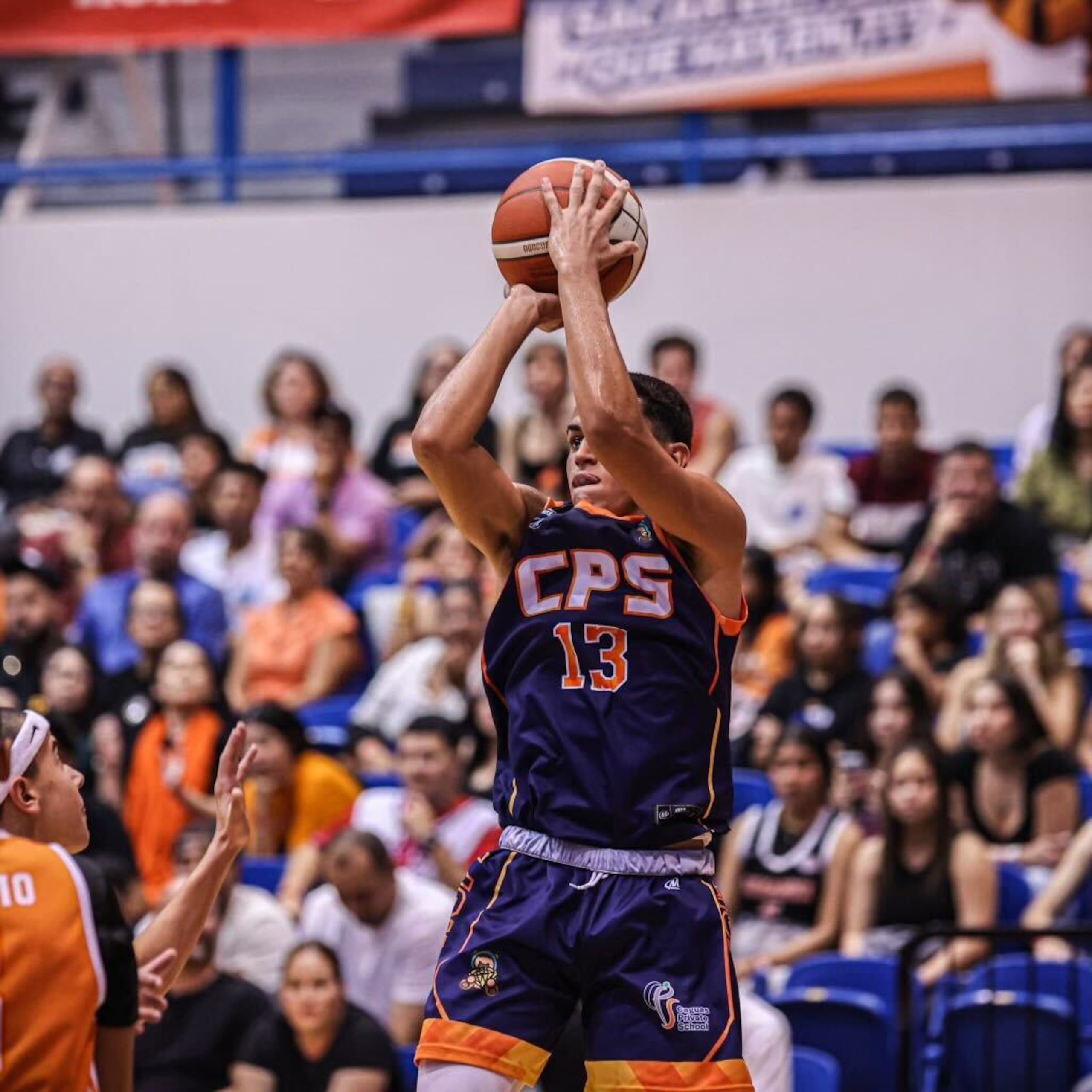 Edrick Camacho, de Caguas Private School, lanza al canasto.