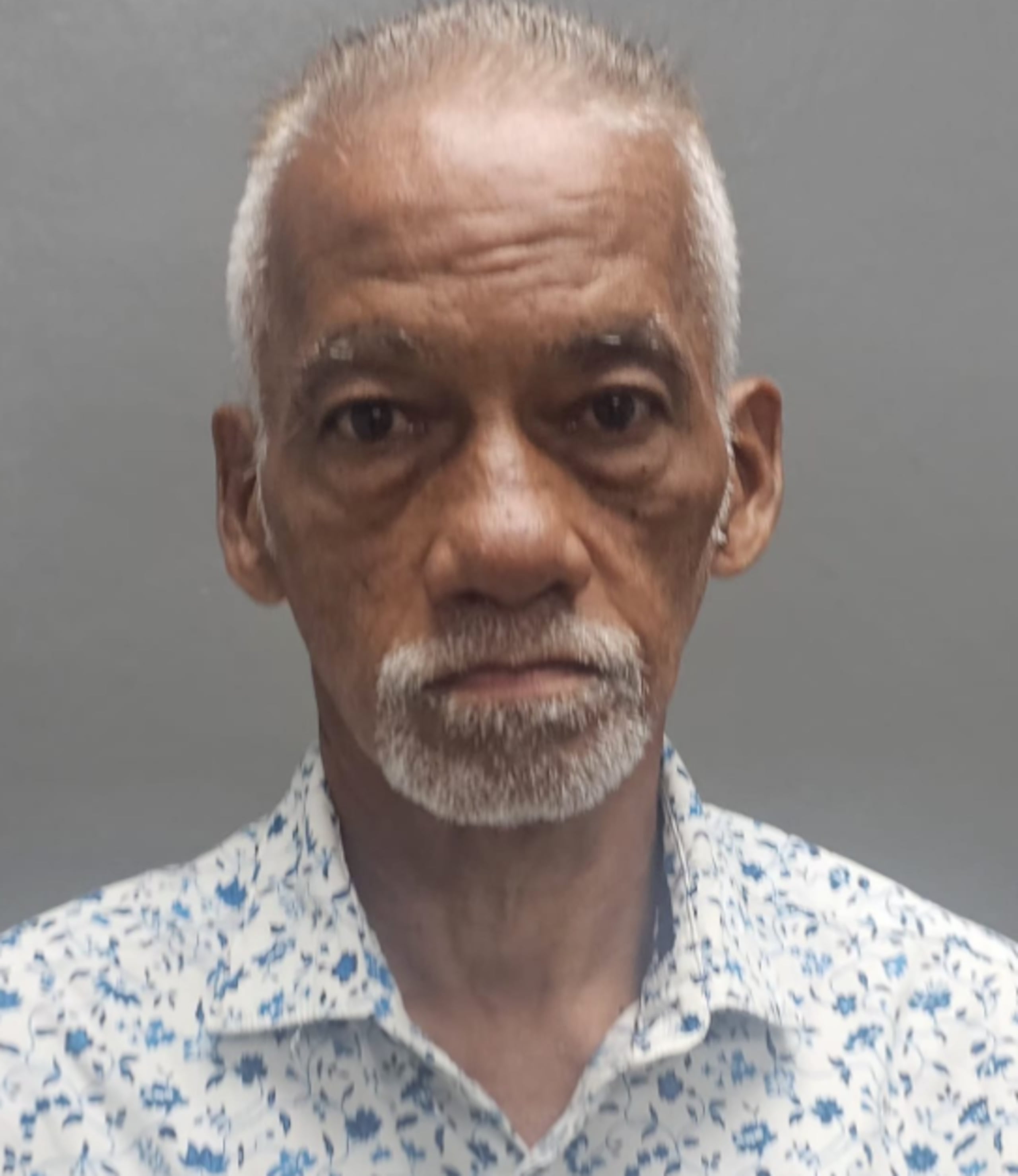 Rafael Castro Rivera presuntamente tuvo acceso a las cuentas de su vecino de 85 años, vecino de Carolina, falsificando su identidad y se hizo pasar por él.