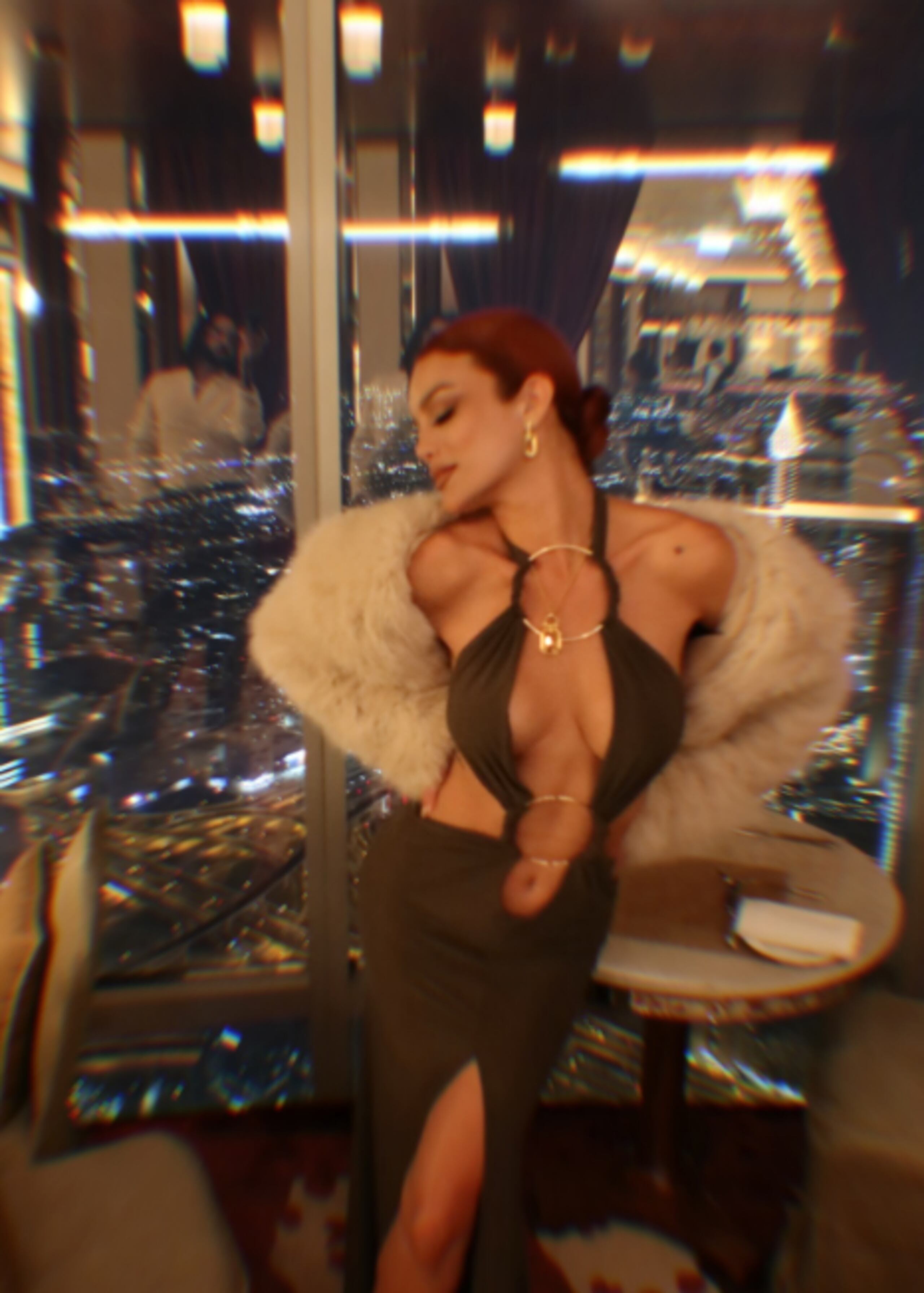 Foto de Zuleyka Rivera en Dubái: en el reflejo del cristal se alcanza a ver a DJ Luian.