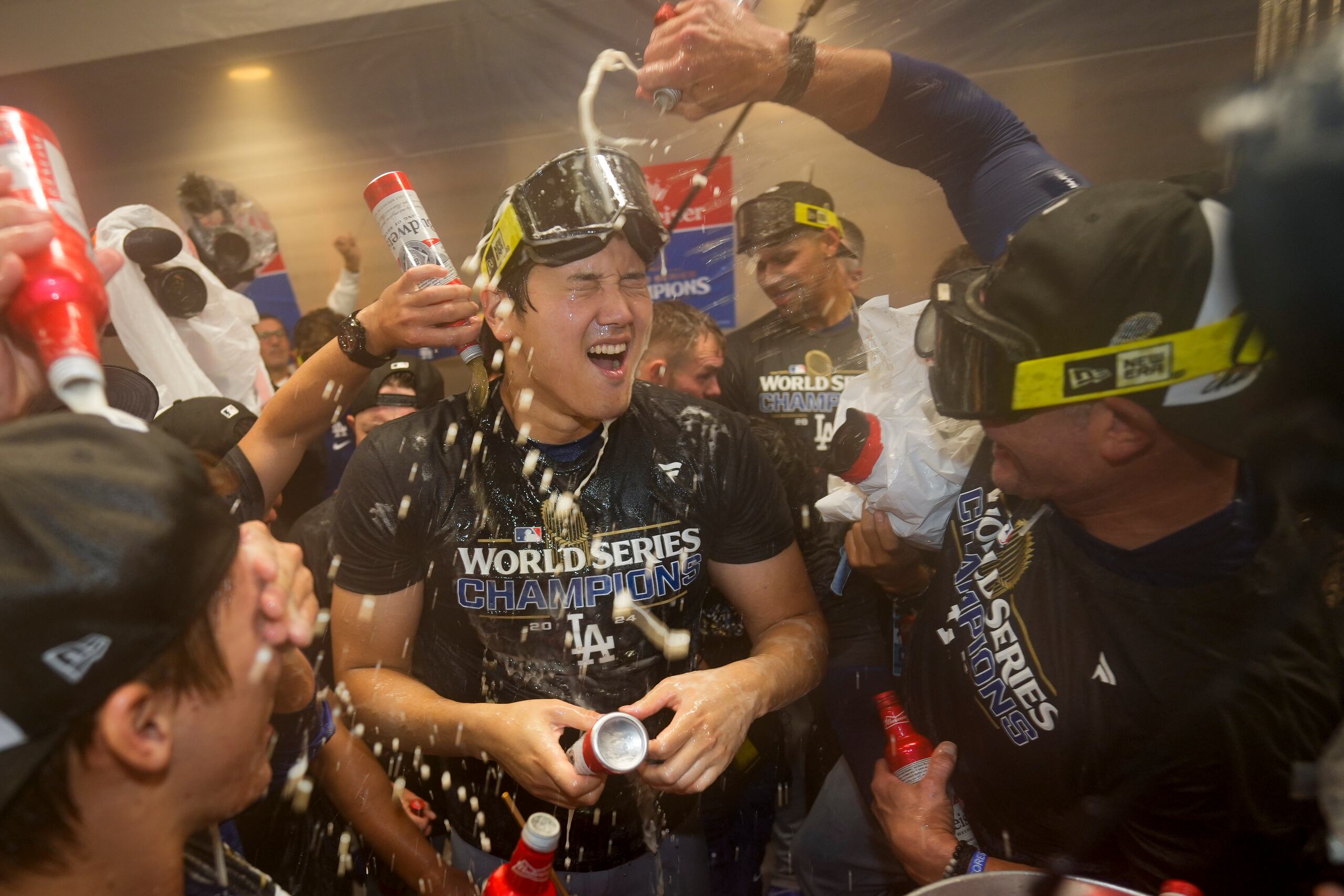 Shohei Ohtani, de los Dodgers de Los Ángeles, celebrando por la conquista de la Serie Mundial.