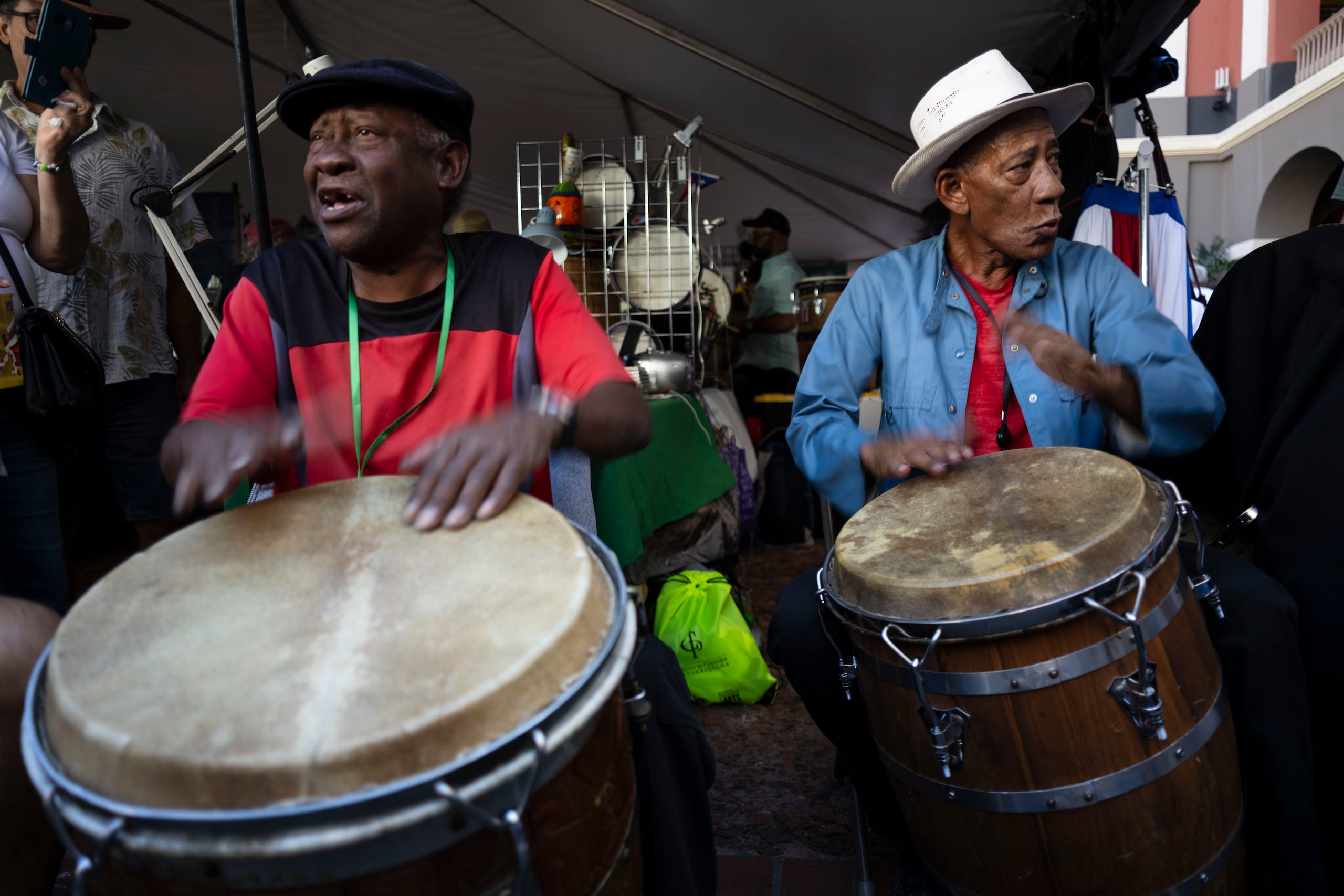 Mario Cepeda, a la izquierda, se destacó por mantener la tradición de la bomba puertorriqueña viva tanto en la producción musical y confección de instrumentos.