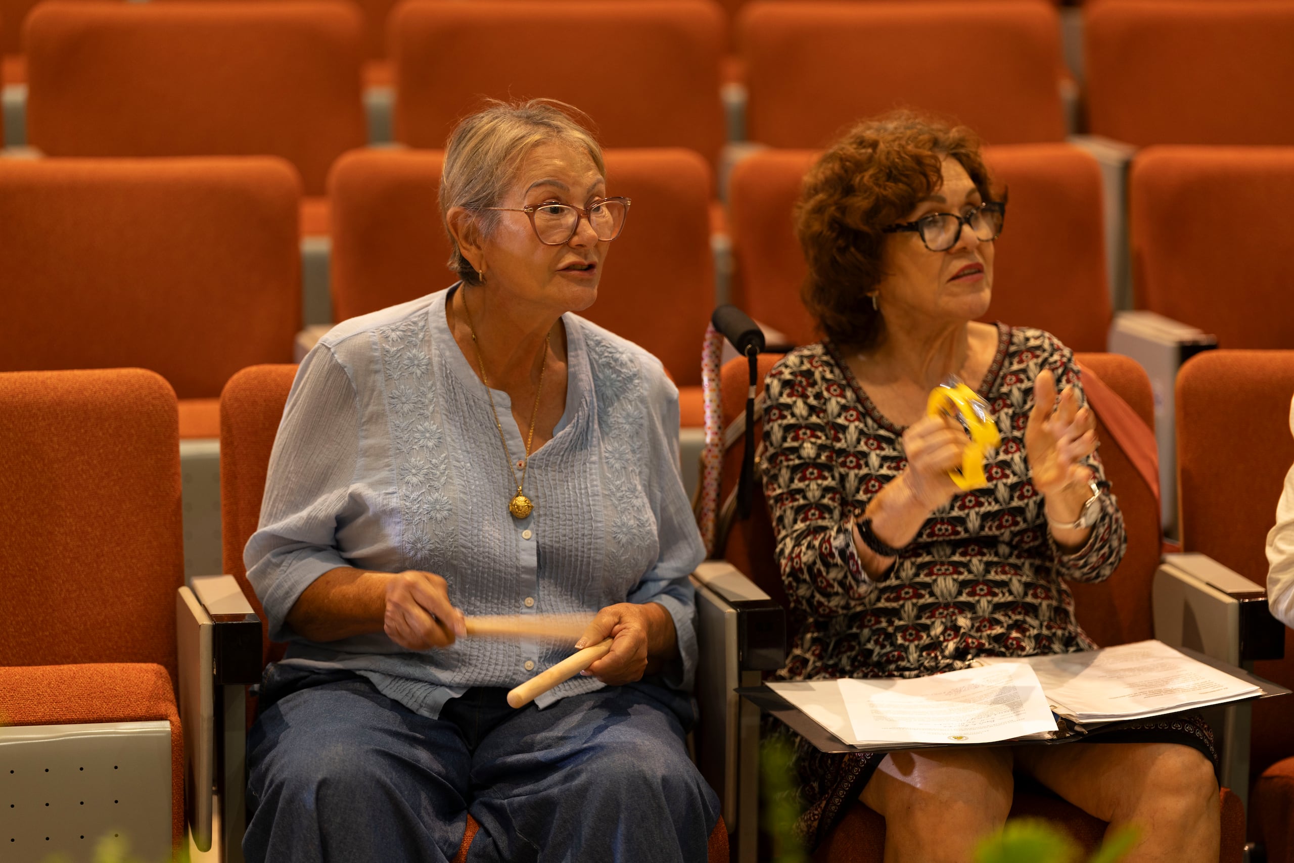 Mary Jo Pérez Quirós, a la izquierda, participa de un ensayo.