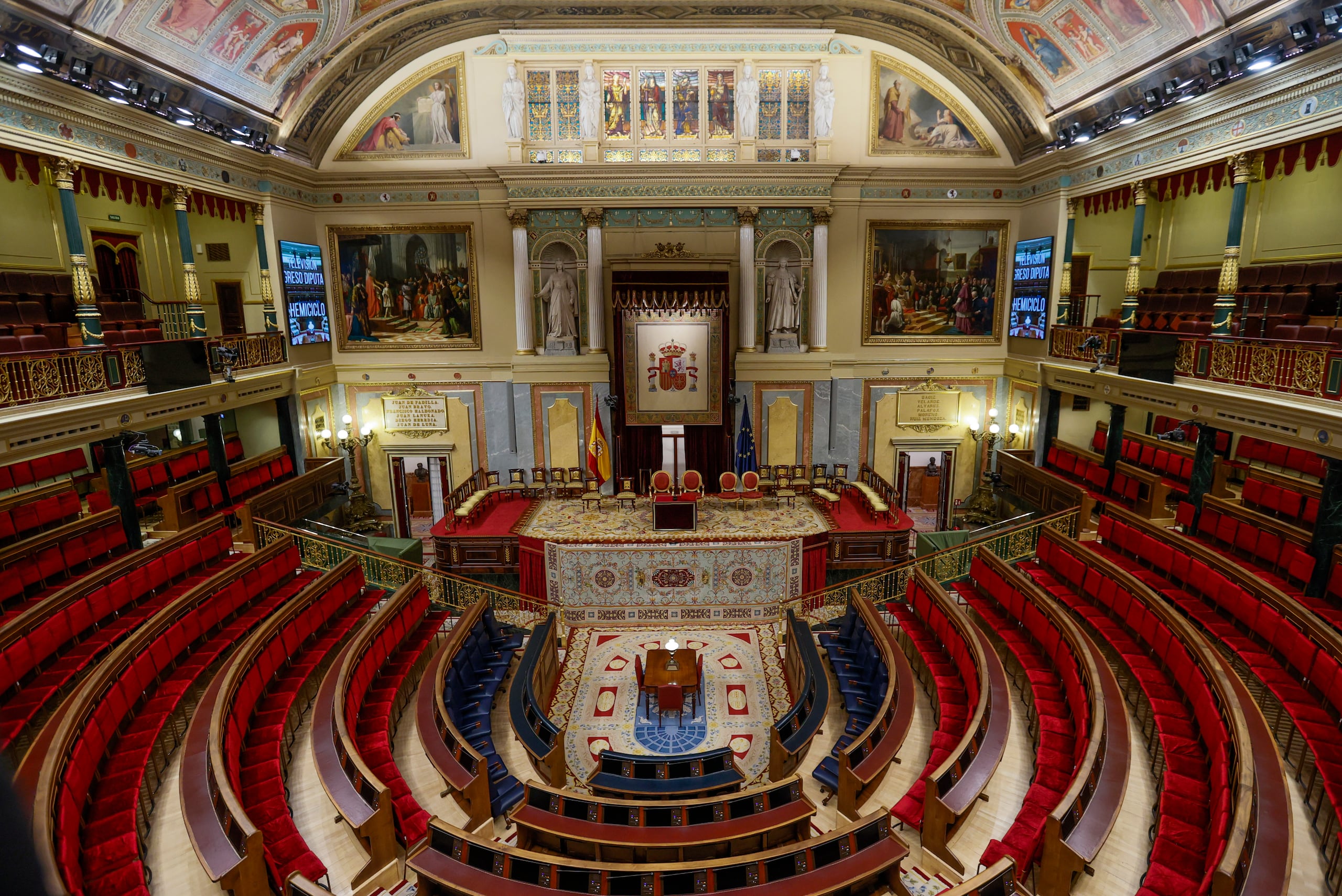 Vista del hemiciclo del Congreso español de los Diputados preparado para la jura de la Constitución de la princesa Leonor, heredera el trono de España. EFE/ Mariscal
