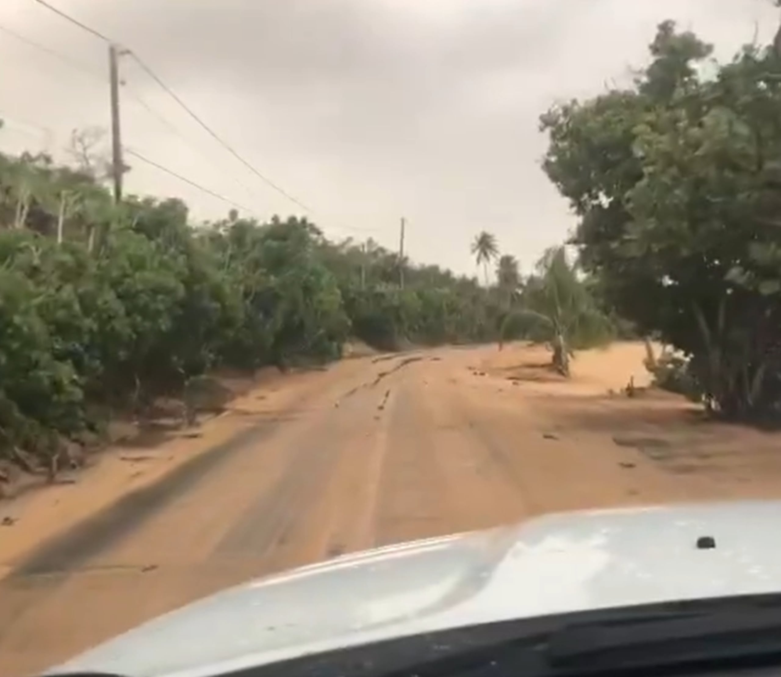 Las marejadas provocan que la arena llegue hasta la carretera PR-187, en Loíza.