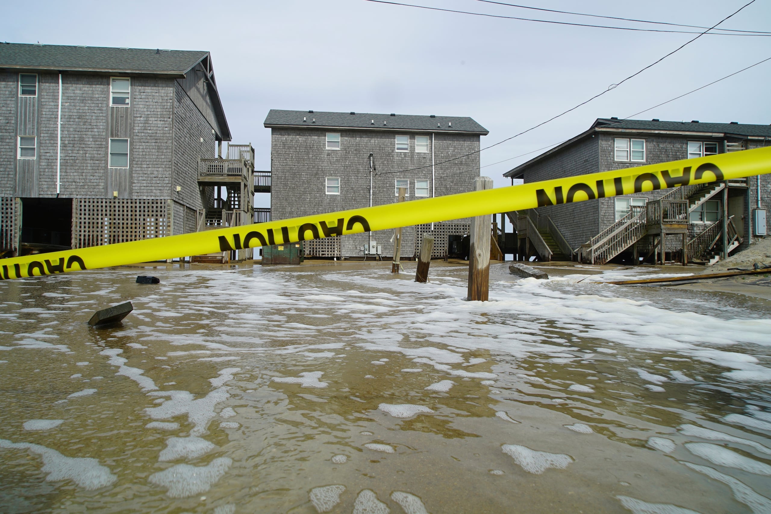 A medida que las bandas exteriores de Erin rozaban los Outer Banks, el agua se vertía sobre la ruta principal que conecta las islas barrera y un puñado de casas elevadas precariamente sobre la playa