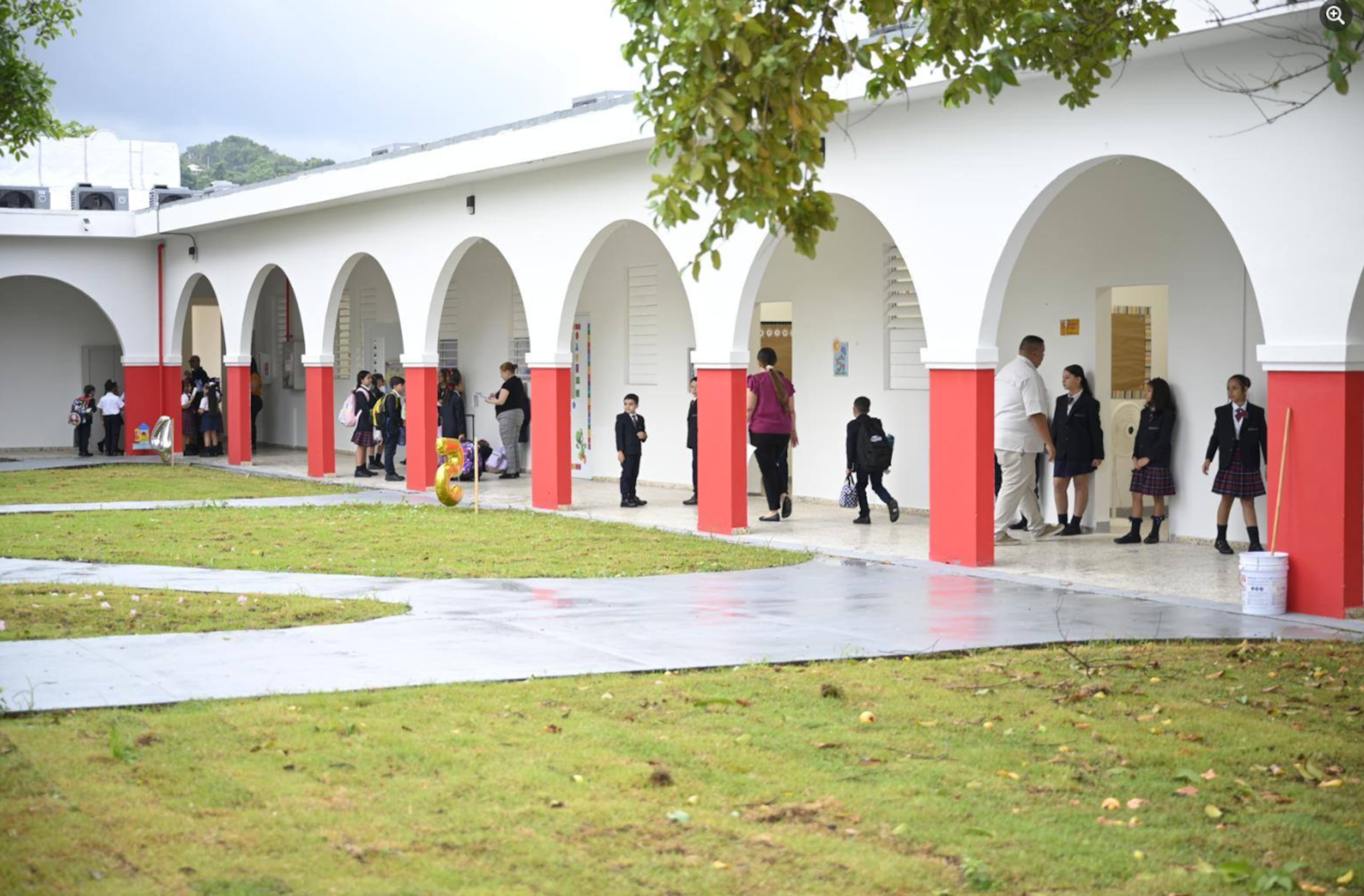 La nueva escuela está localizada en la estructura histórica del antiguo Asilo de Ancianos de Mayagüez, en la calle Ramón Emeterio Betances.