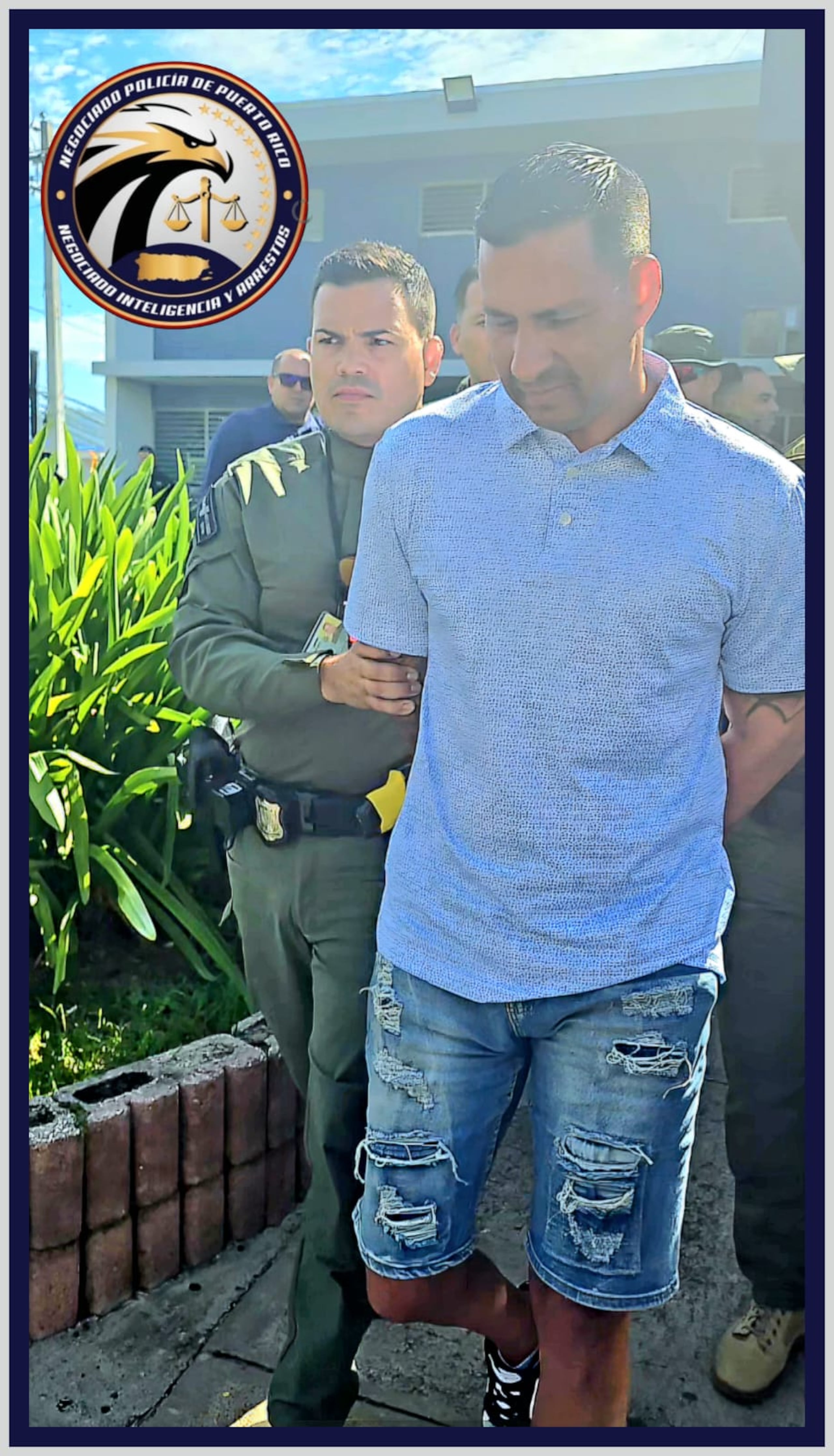 Momento en que Edwin Noel López Reyes, de 48 años, acusado por feminicidio es trasladado por agentes de la Unidad Motorizada de Aibonito y la División de Inteligencia y Arrestos, tras entregarse en el cuartel de Coamo.