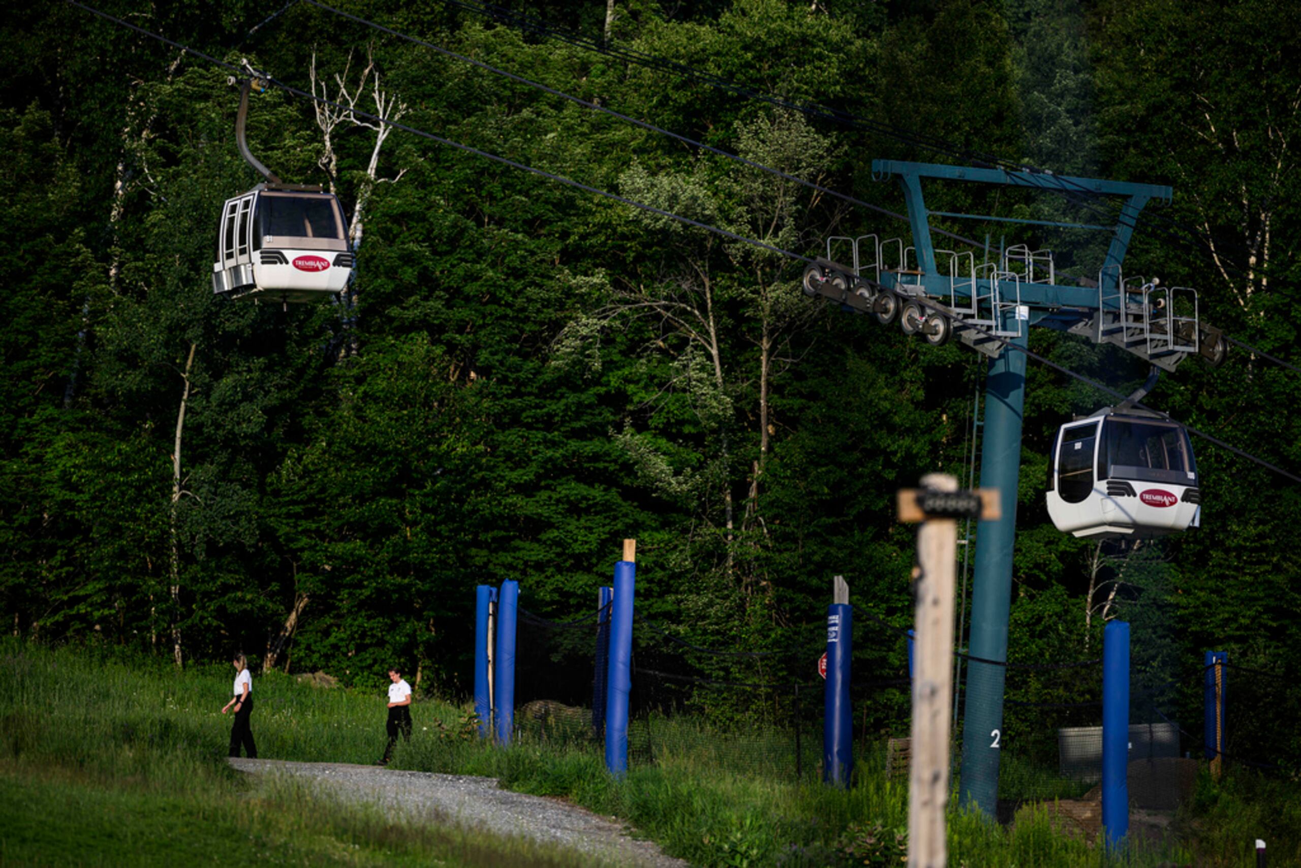 Cadetes del Sur de Quebec patrullan un sendero debajo del teleférico Express en Mont-Tremblant Resort, donde una persona murió y otra sufrió heridas graves después de que su vagón chocó contra un equipo de construcción el domingo.
