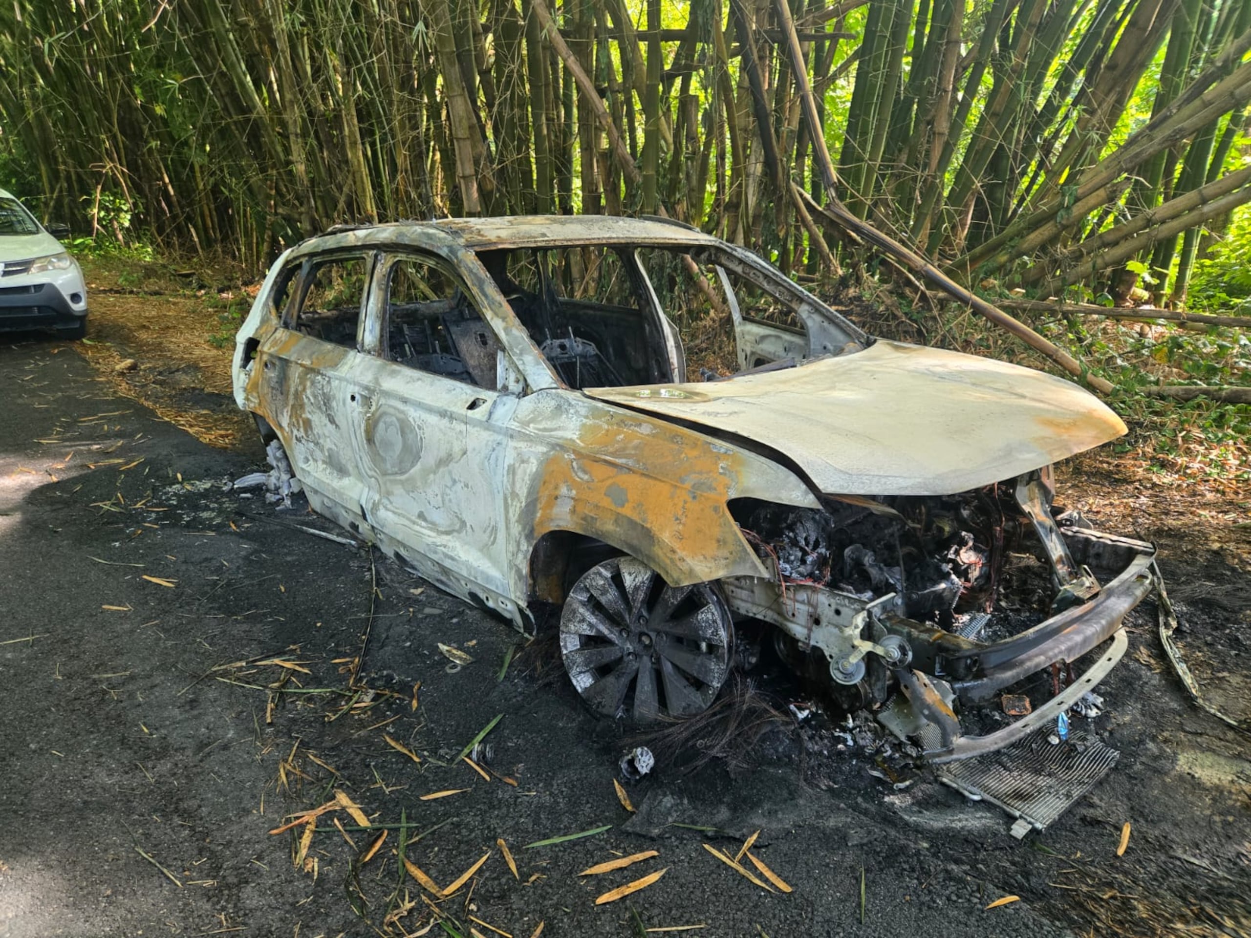 El auto Volkswagen modelo Taos del año 2023, robado mediante carjacking en Arecibo, fue encontrado quemado en Utuado.