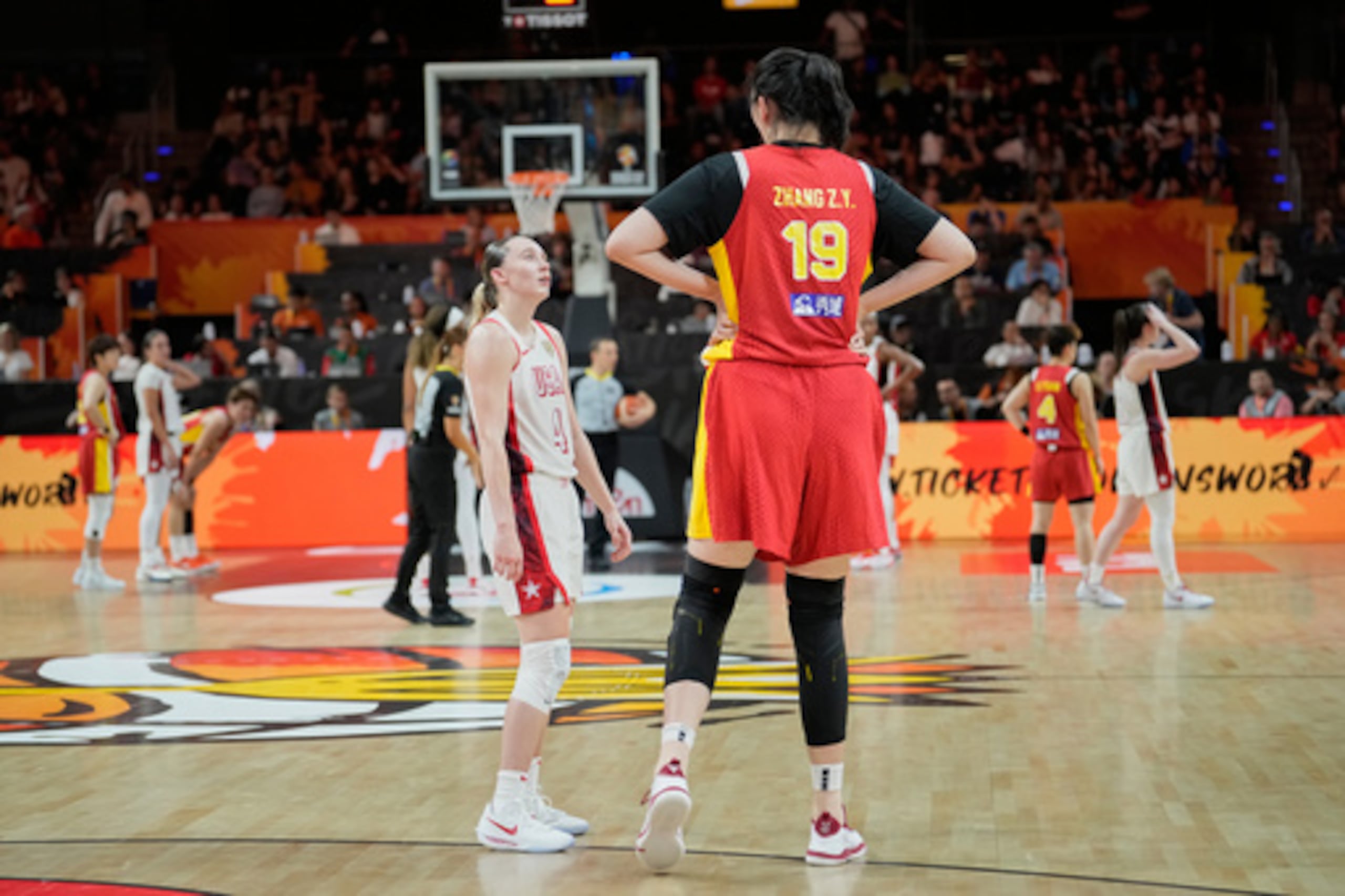 Paige Bueckers, de Estados Unidos, habla con la china Zhang Ziyu durante el partido de la Copa del Mundo de Baloncesto Femenino entre China y Estados Unidos, celebrado en Berlín el viernes 4 de septiembre de 2026. (Foto AP/Ebrahim Noroozi)