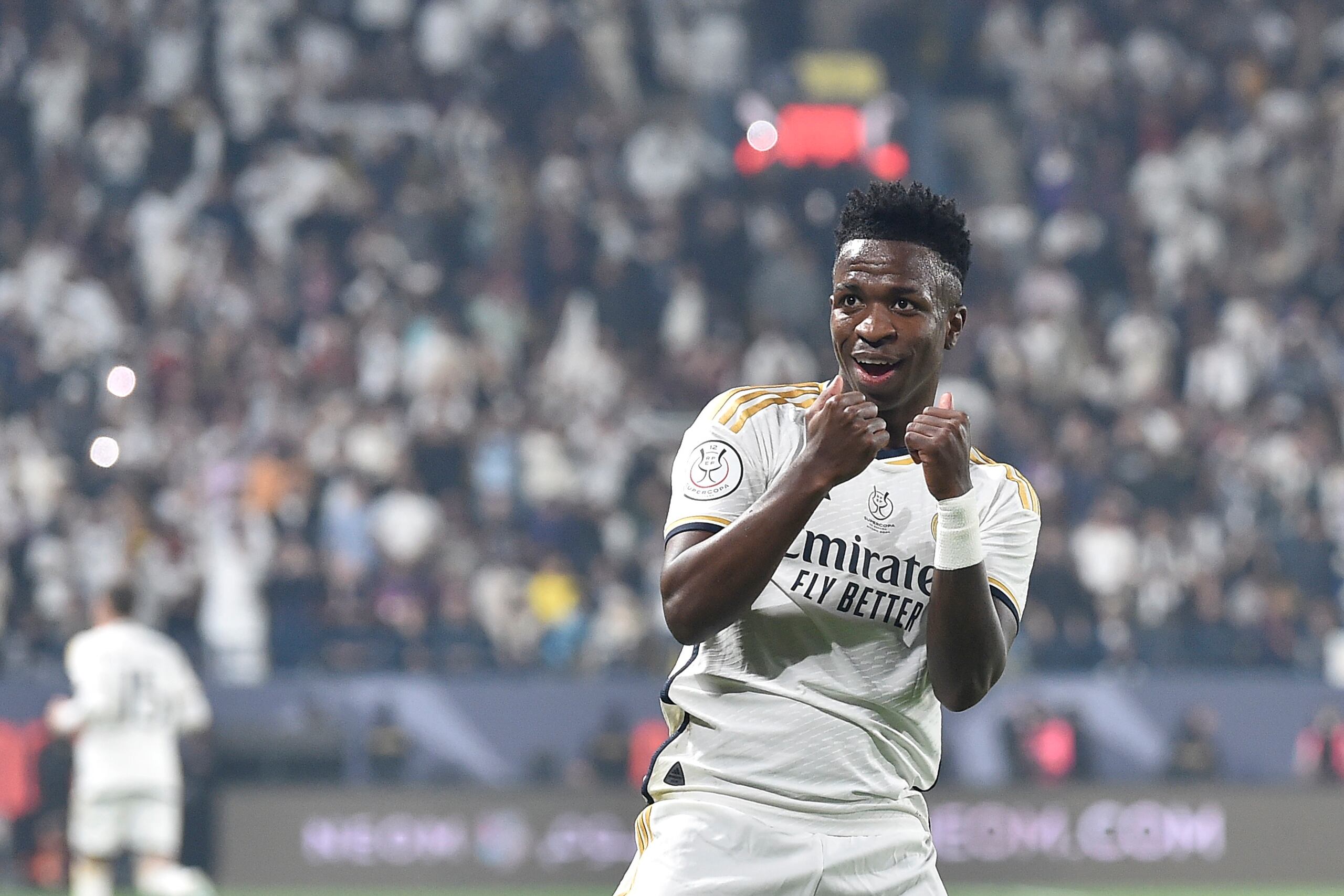 Vinicius Junior celebra tras marcar un gol para el Real Madrid en la victoria 4-1 ante el Barcelona en la Supercopa española, el domingo 14 de enero de 2024, en Riad, Arabia Saudí. (AP Photo)