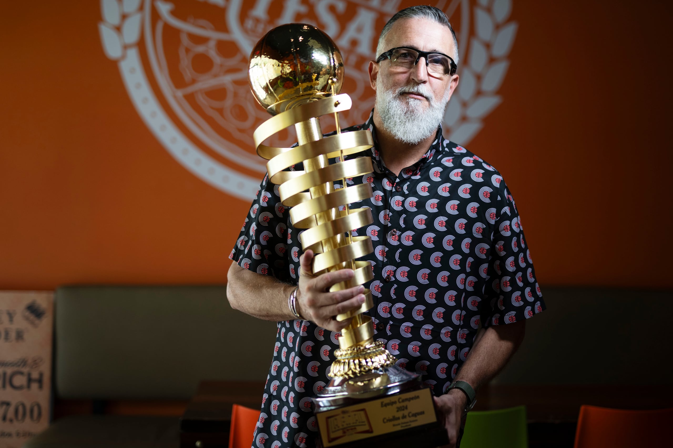 Wilhelmus Caanen, dirigente de los Criollos de Caguas, posa junto al campeonato del BSN.