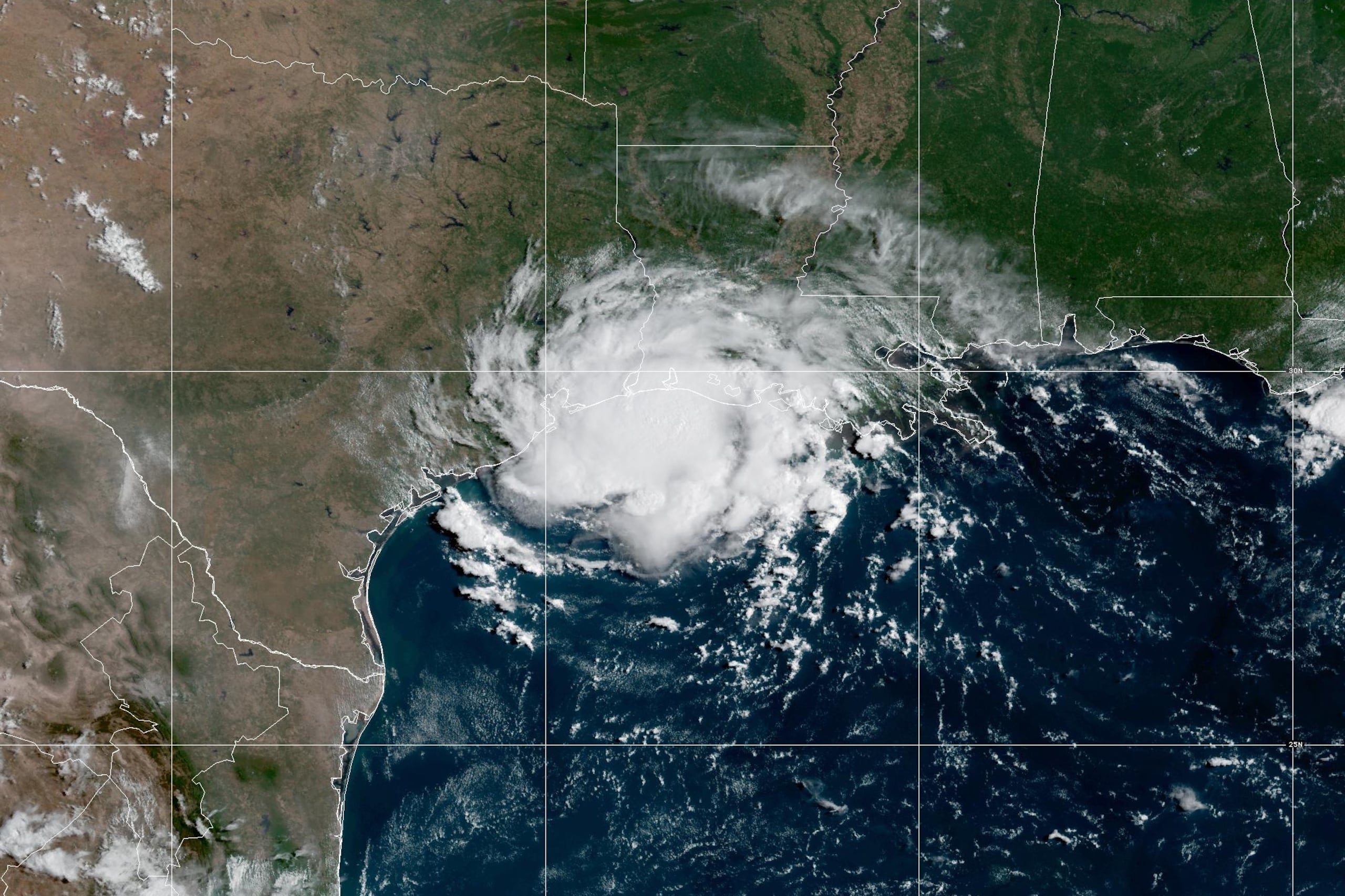La tormenta tocó tierra en la pequeña comunidad costera de Johnson Bayou, Luisiana, y se espera que se debilite rápidamente.