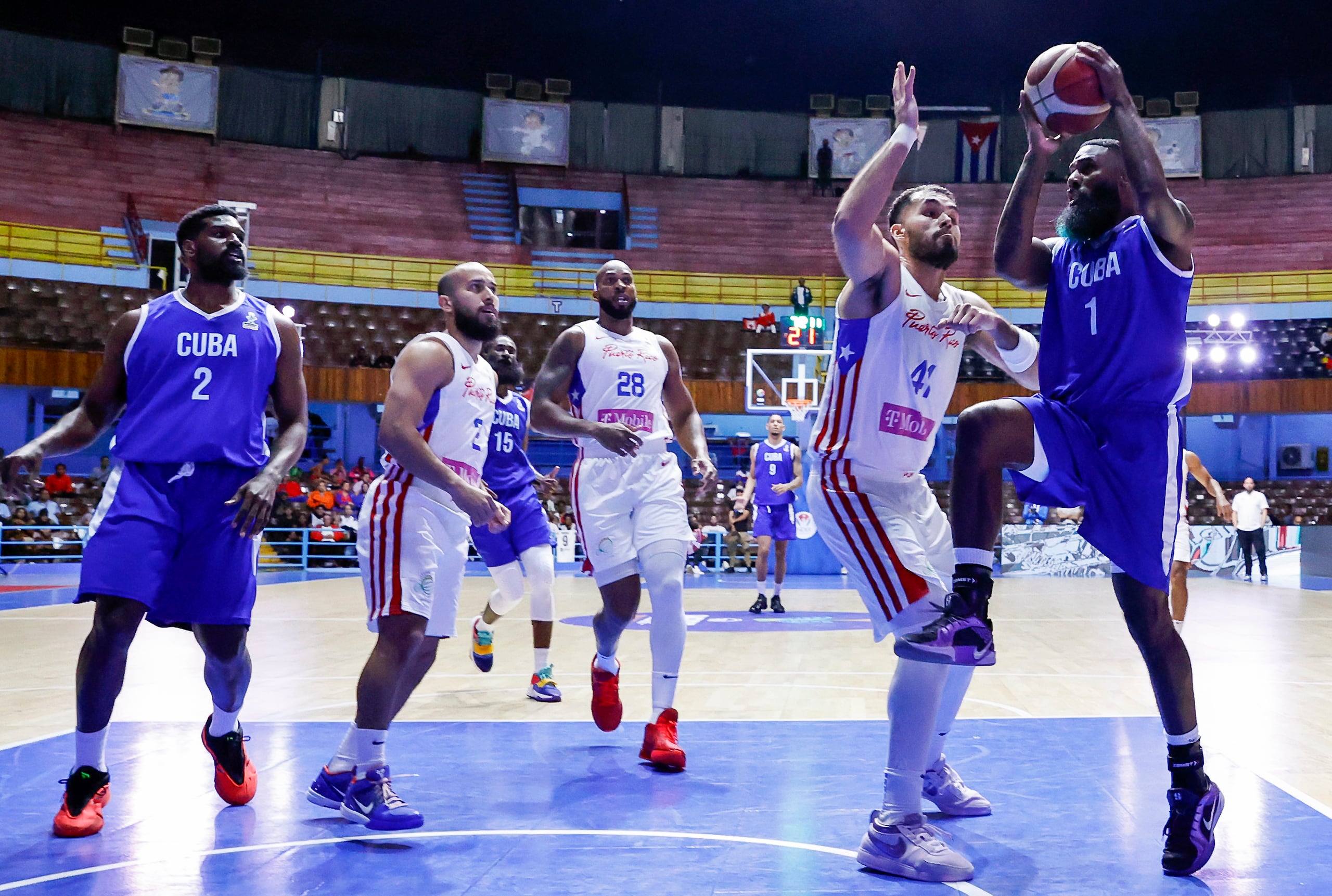 Reynaldo Garcia (derecha), de Cuba, disputa un balón con Arnaldo Toro en la segunda ventana clasificatoria al AmeriCup 2025, celebrada en el Coliseo de la Ciudad Deportiva, en La Habana, Cuba.