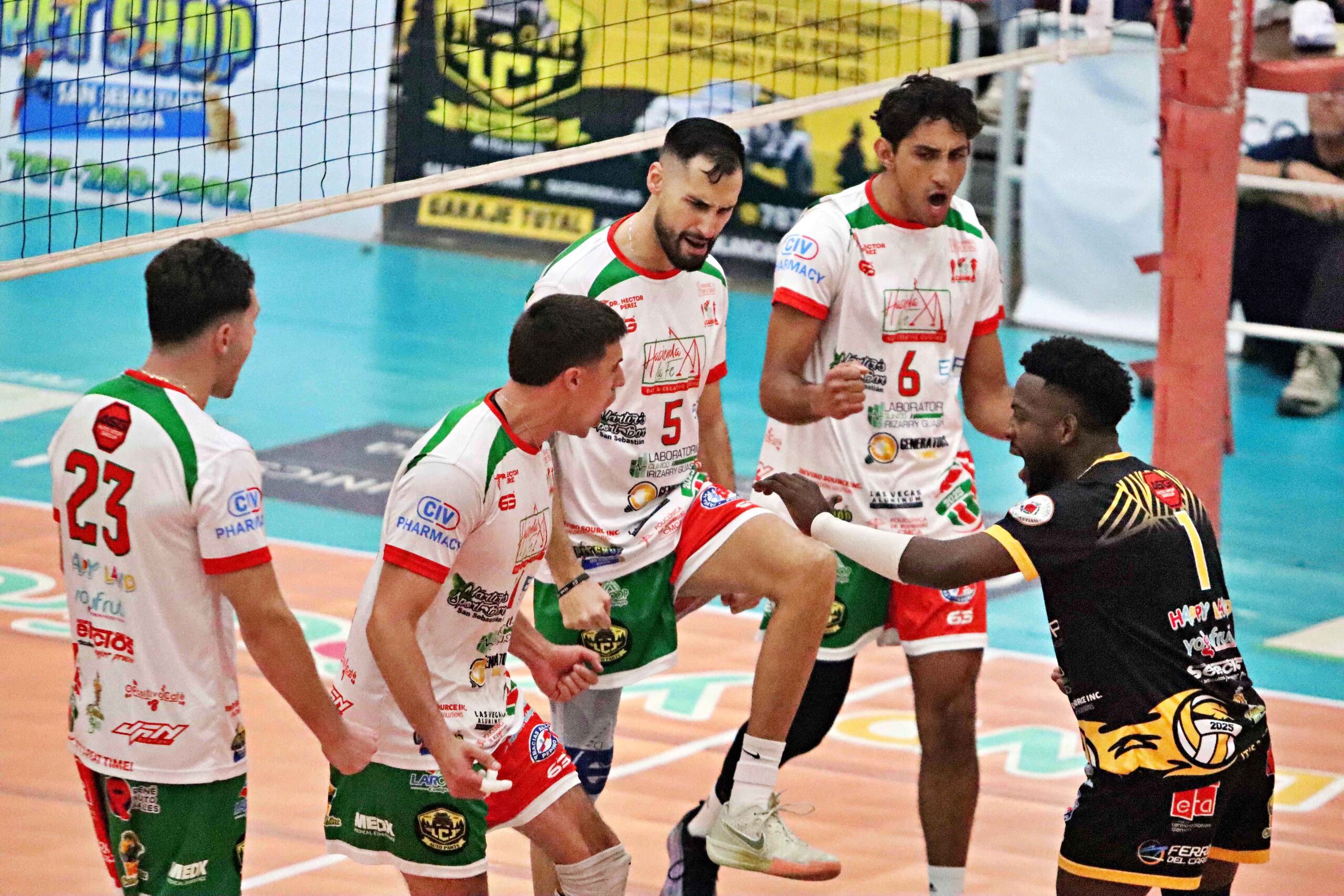 Los Caribes de San Sebastián celebran su victoria en casa.