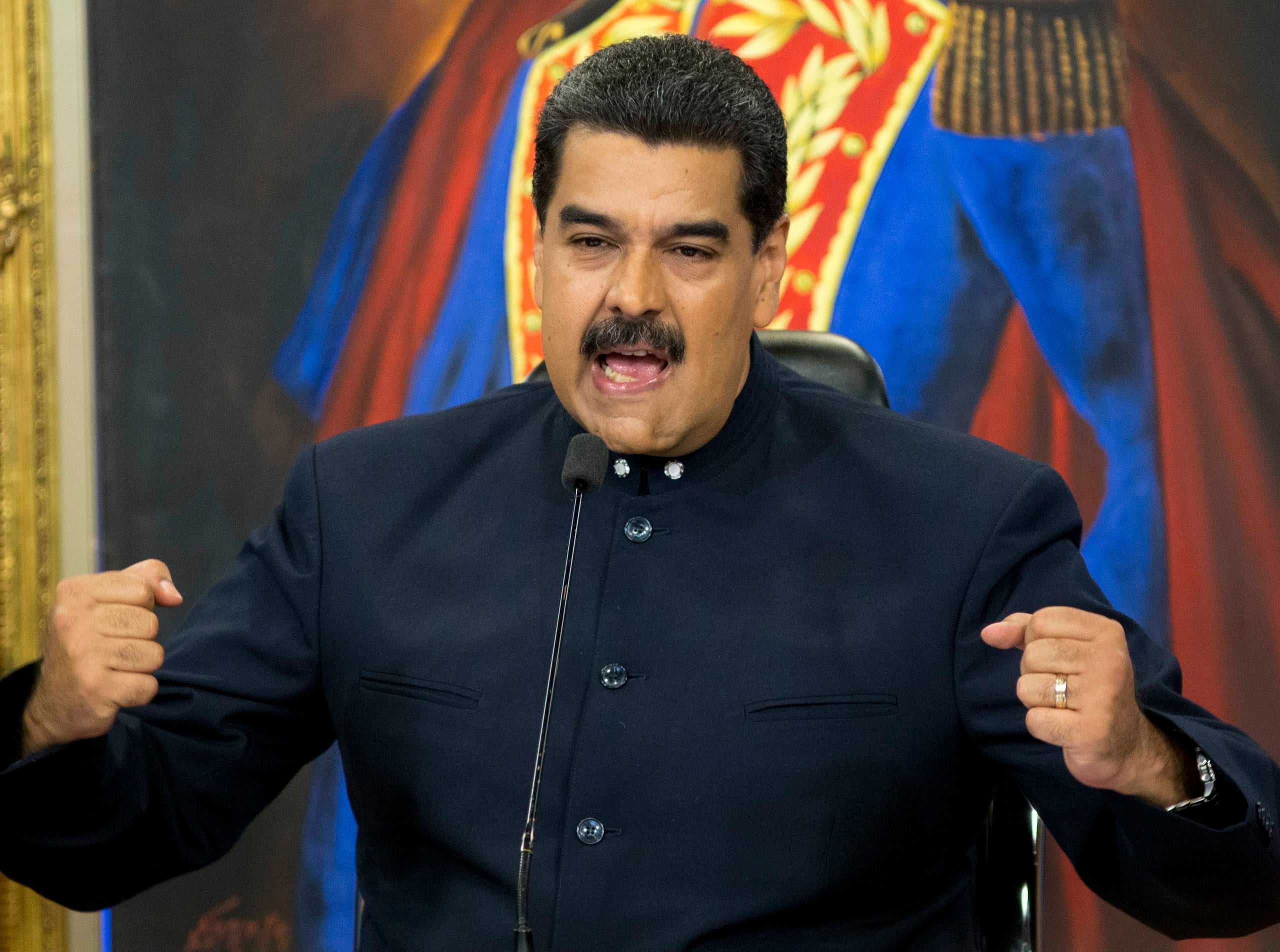 La denuncia de Maduro ocurre en momentos que la oposición ha acusado al gobierno de cometer irregularidades en las elecciones a gobernador. (AP)