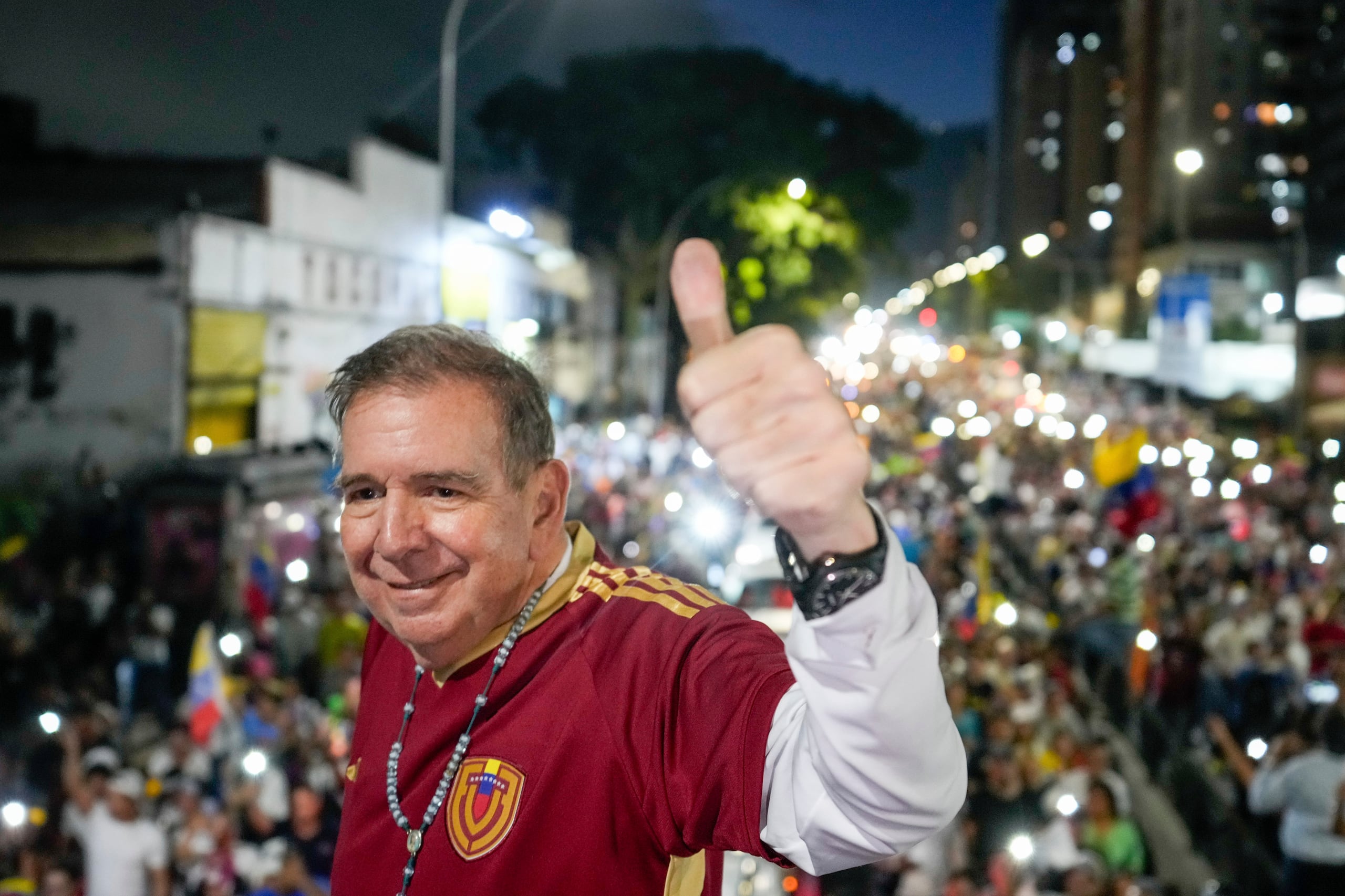 Edmundo González se marchó a España, donde pidió asilo, después de que la fiscalía le abriera una investigación y se emitiera una orden de arresto en su contra a raíz de que la oposición difundiera las actas en su poder que respaldaban su victoria.