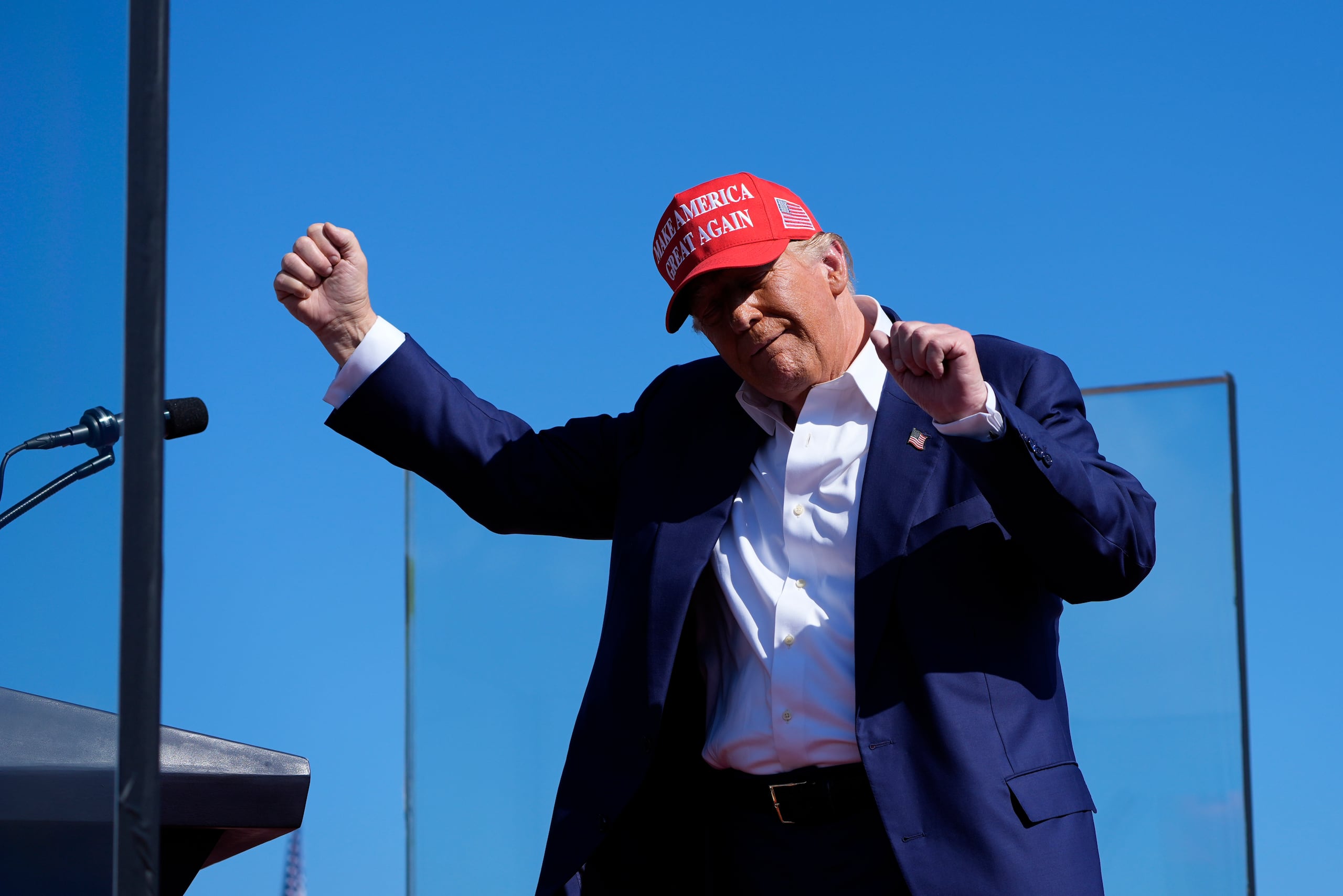 El candidato presidencial republicano y expresidente Donald Trump baila durante un acto de campaña en el Aeropuerto Internacional de Wilmington, el sábado 21 de septiembre de 2024, en Wilmington, Carolina del Norte. (AP Foto/Alex Brandon)
