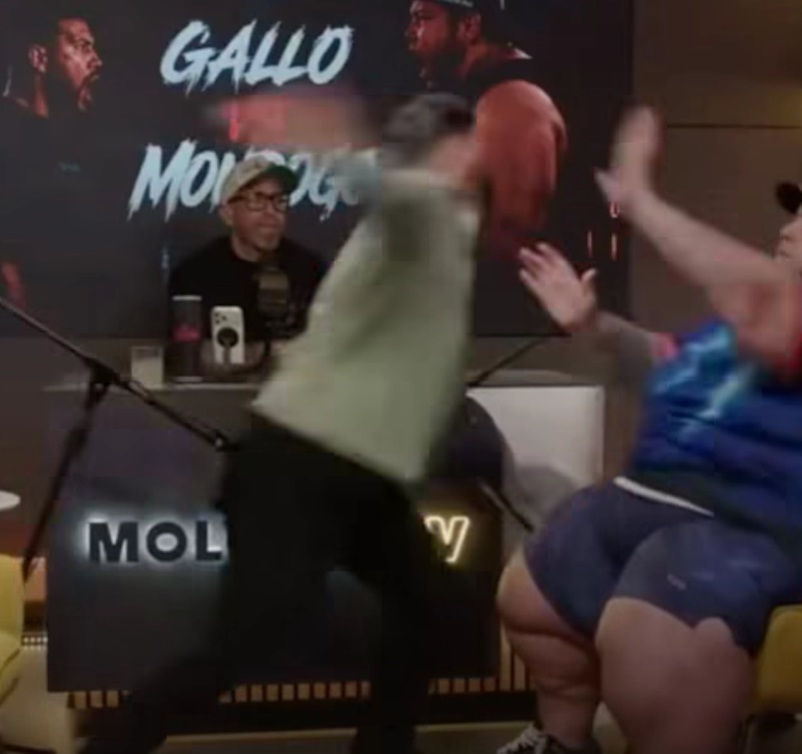 Captura de pantalla del incidente en el que Gallo The Producer ataca a Mondongo.