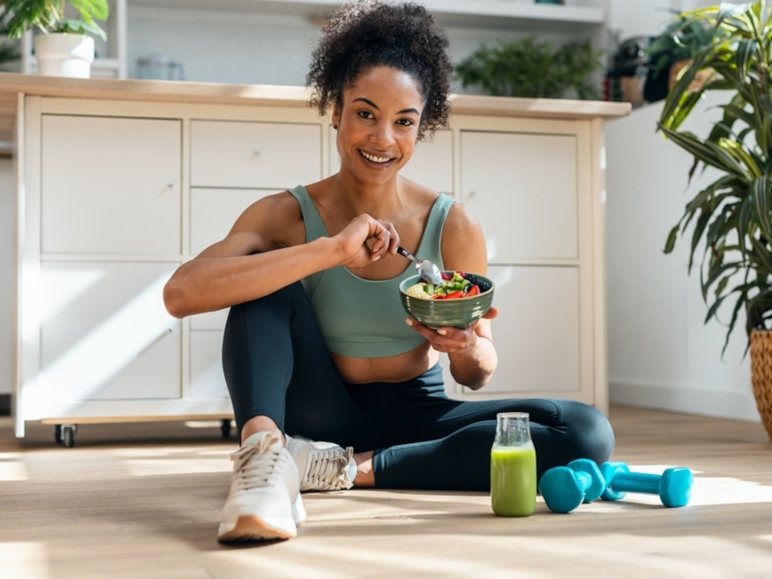 Realizar actividad física y comer saludablemente son dos de las recomendaciones más importantes a la hora de cambiar nuestro estilo de vida a uno más saludable.