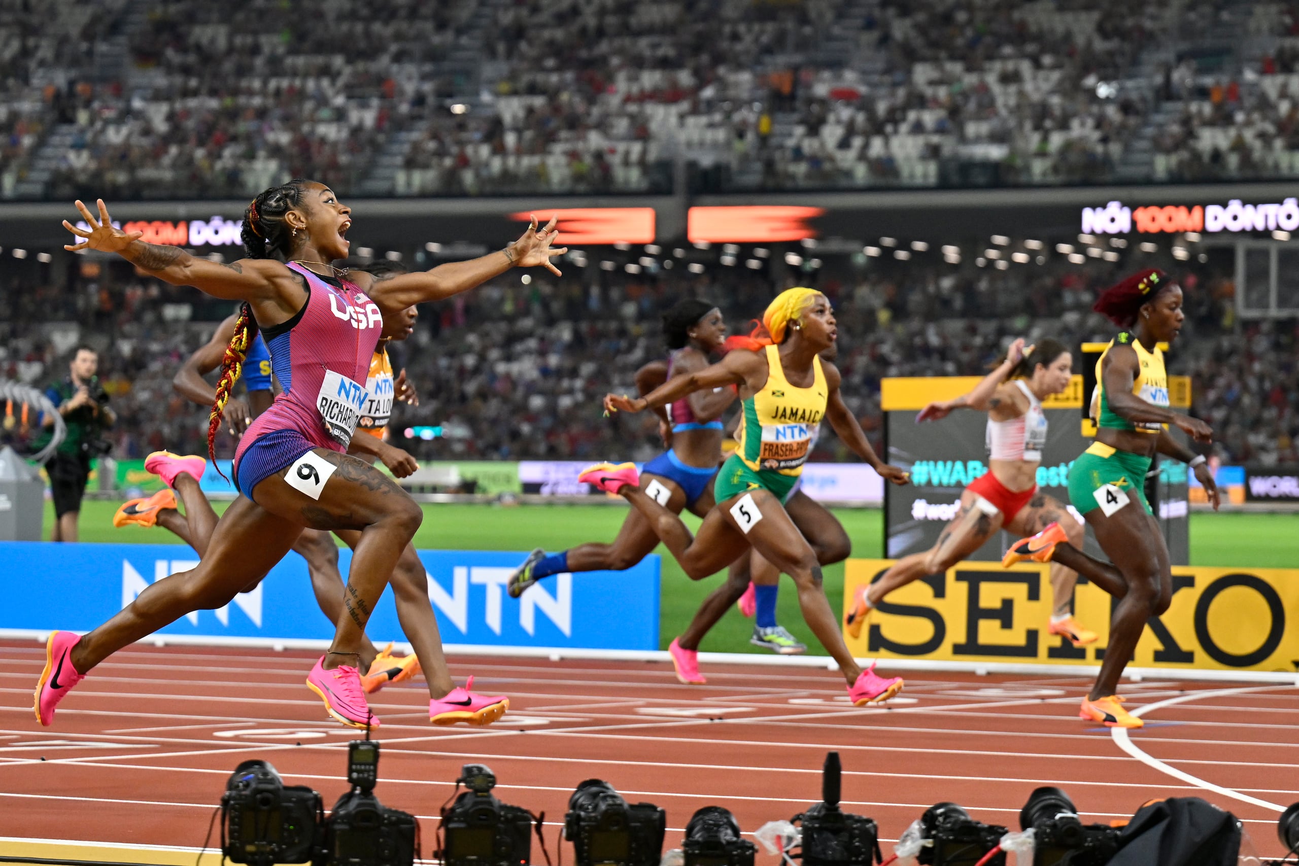 La estadounidense Sha'Carri Richardson estira los brazos tras ganar los 100 metros en el Mundial de atletismo este lunes en Budapest.